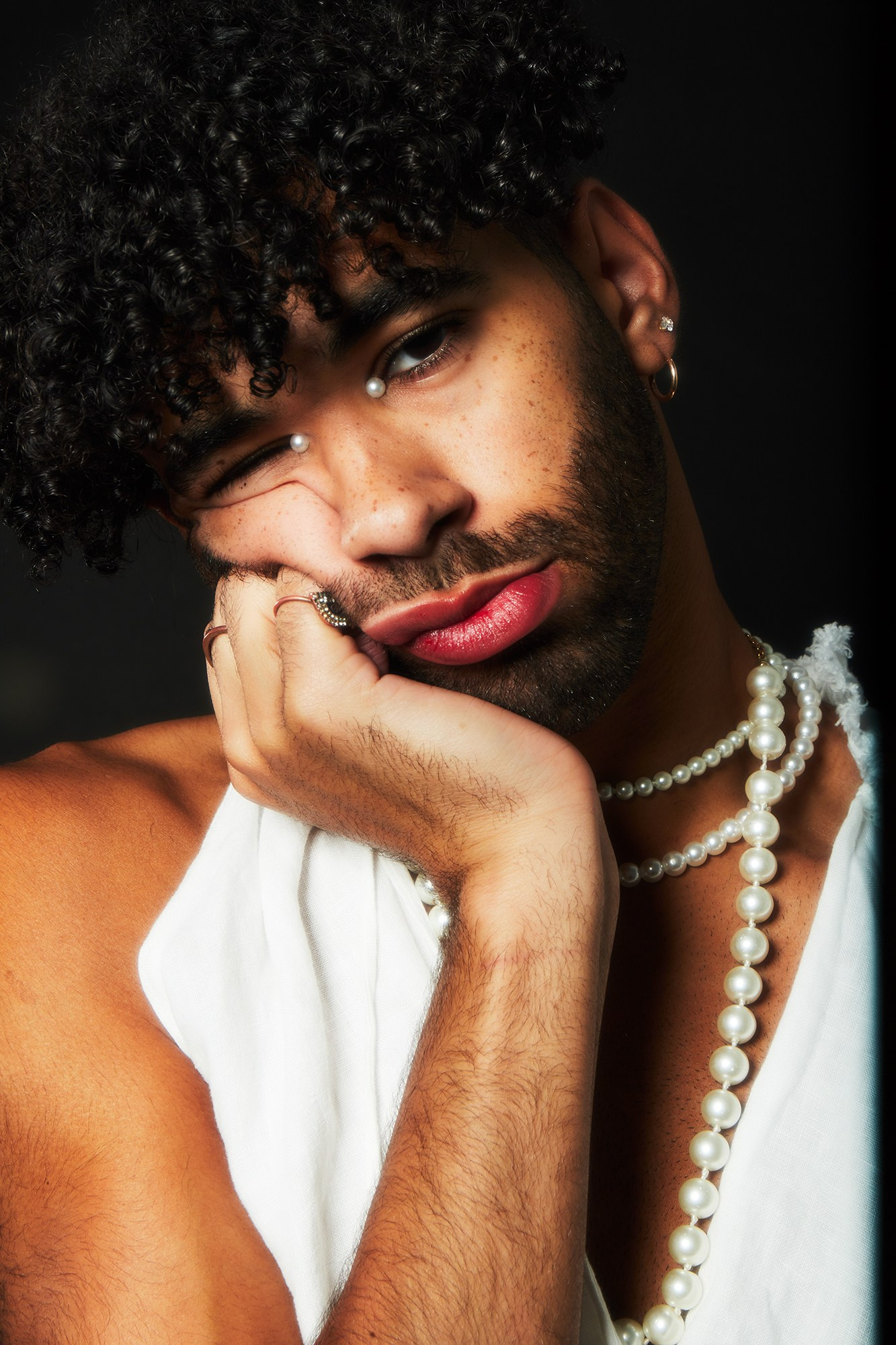 Профессиональная ретушь в короткие сроки. Бьюти- и портретный фотограф в Москве Полли Максимова. Создаю съёмки и делаю ретушь для брендов косметики и рекламы