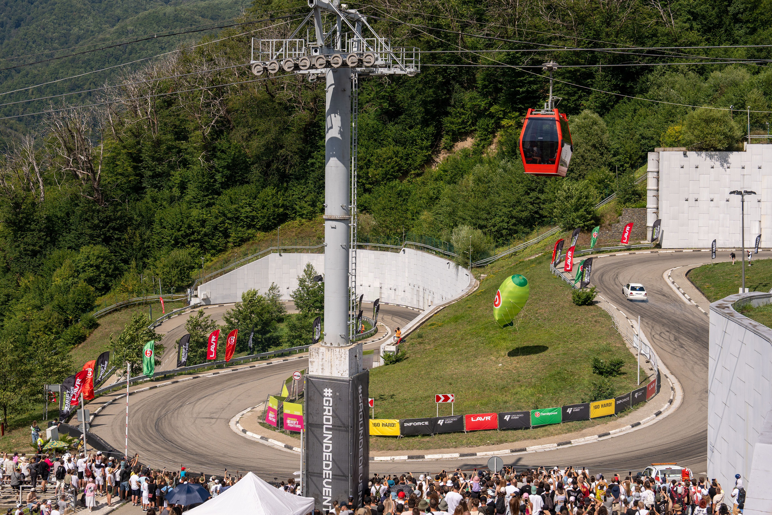 Фотоотчет партнеской интеграции для сети «Пятерочка» на фестивале «Grounded». Репортажный фотограф в Красной Поляне и Сочи Павлюченко Екатерина