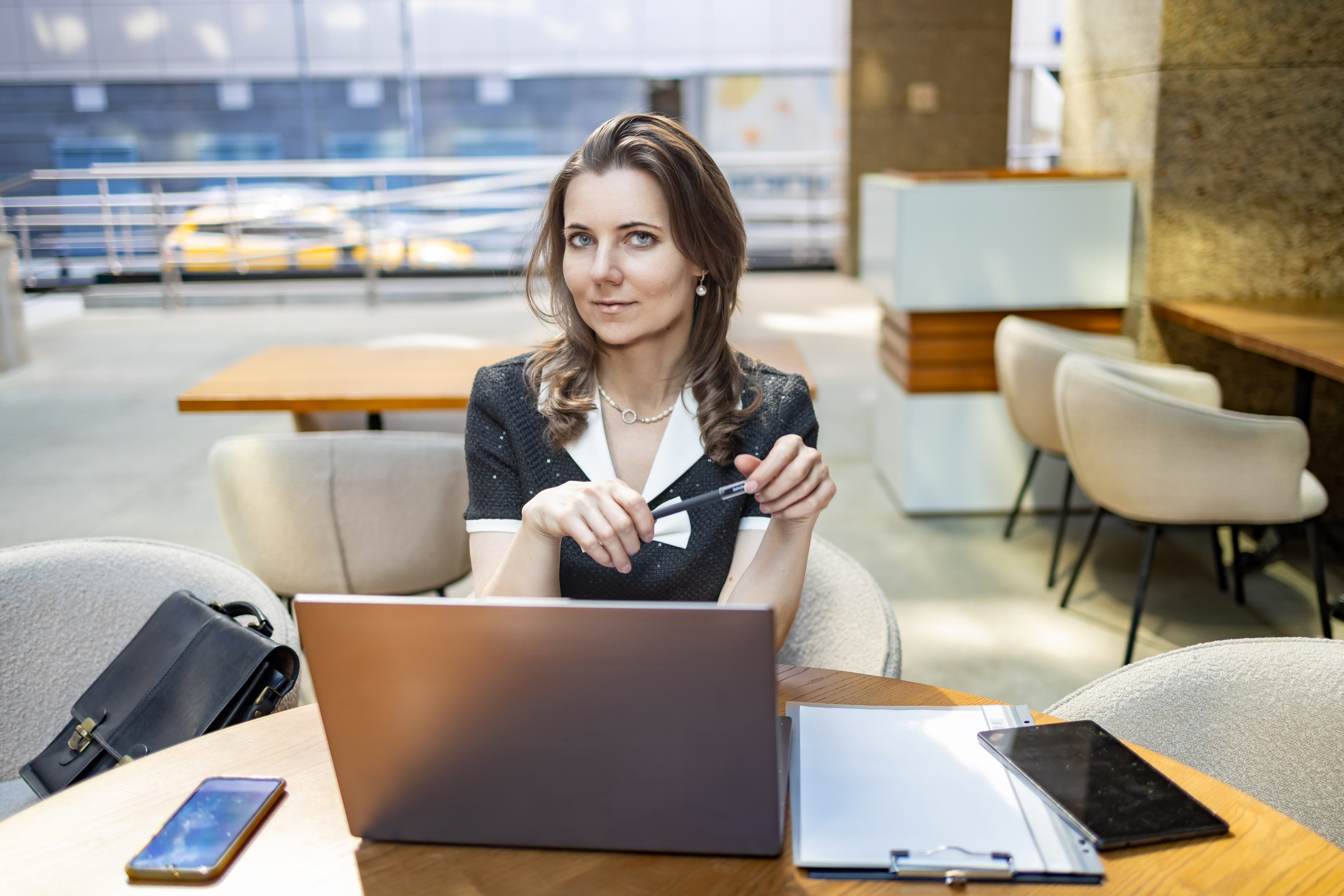 Бизнес стиль на Белой площади. Модель Ирина. Репортажный, семейный и студийный фотограф в Москве Демин Алексей