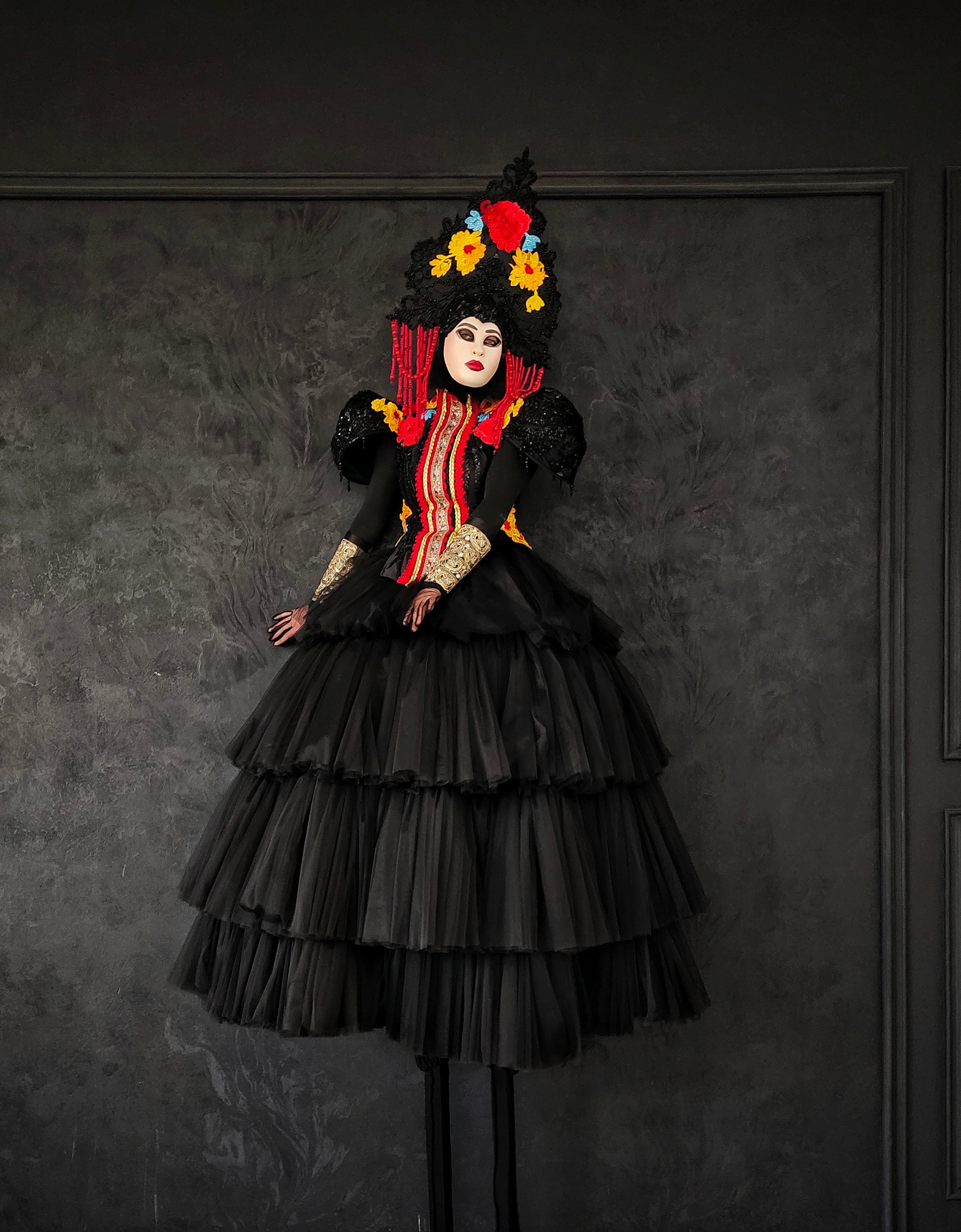 Чёрный костюм в русском стиле. Мимы и Ходулисты на встречу гостей. Москва