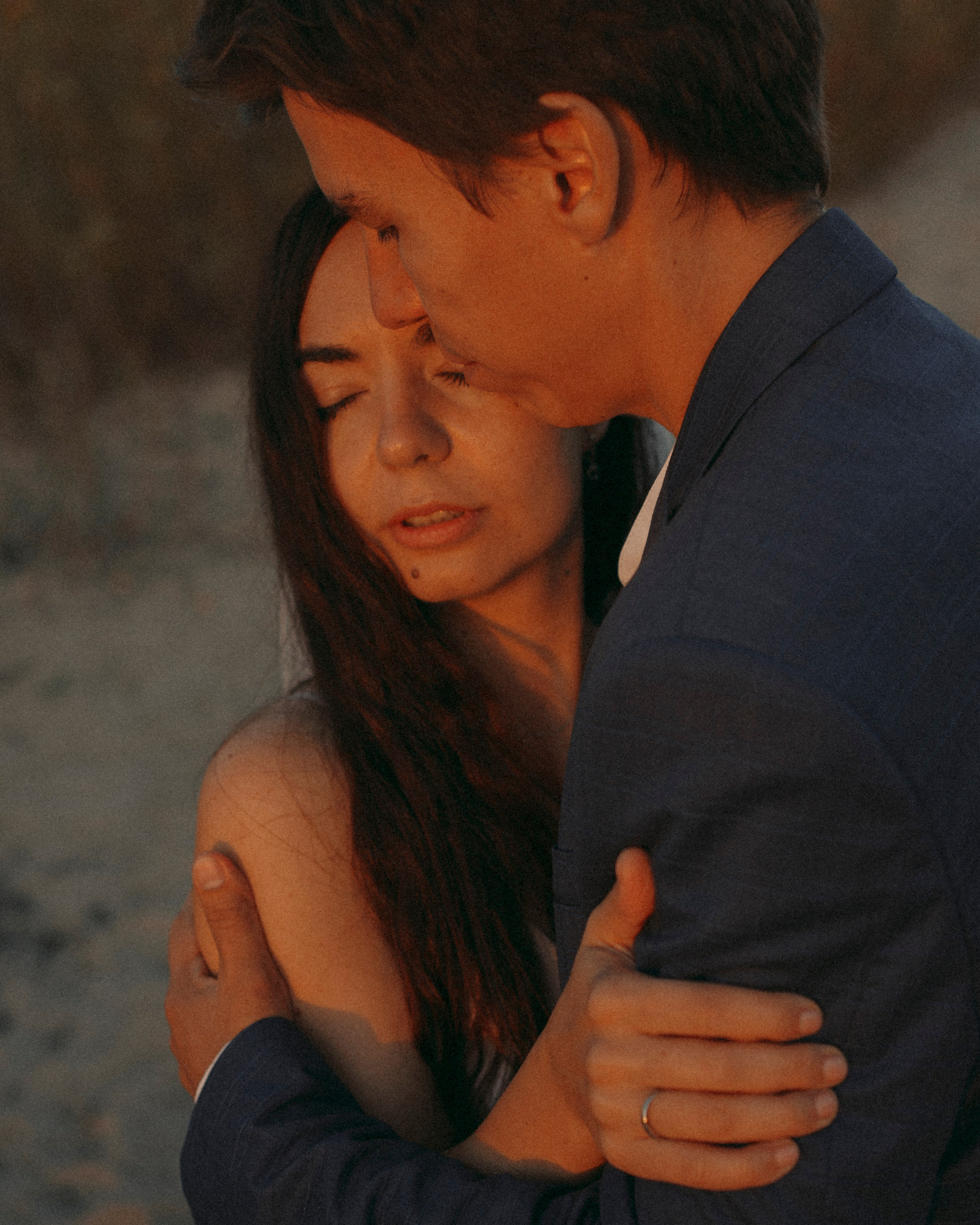 Love Story в свадебных нарядах на берегу реки. Портретный фотограф в Казани, Красной Поляне и Сочи Анна Кузнецова