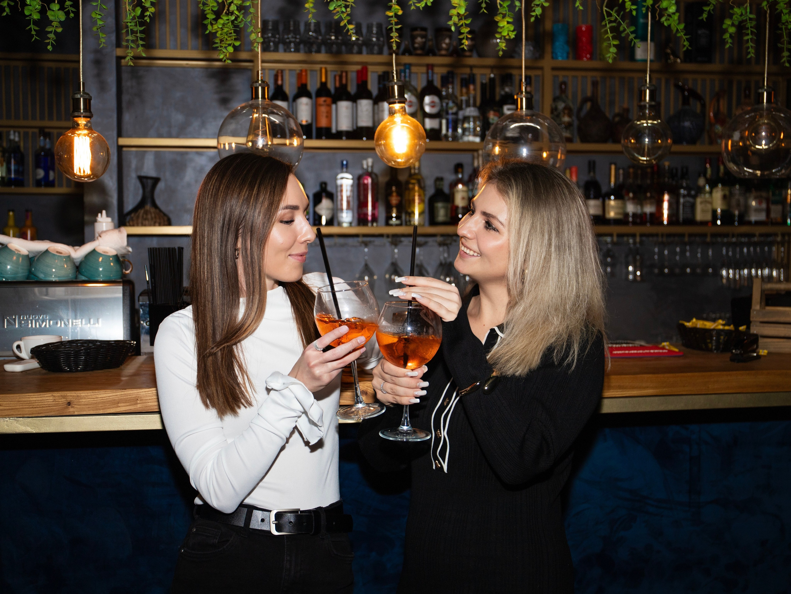 Репортажка из кальян-бара. Свадебный и семейный фотограф в Москве Мила Широких