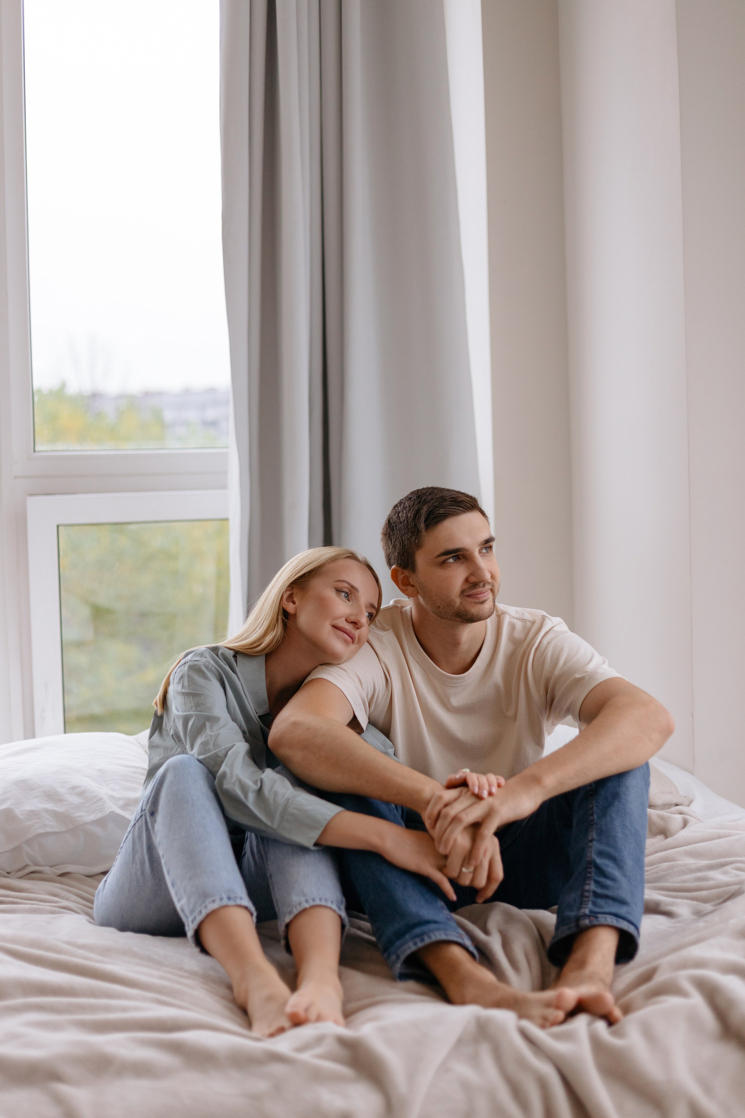 Парная фотосессия в минималистичной студии. Сестры Карабаза. Фотографы и ретушеры в Москве и Санкт-Петербурге