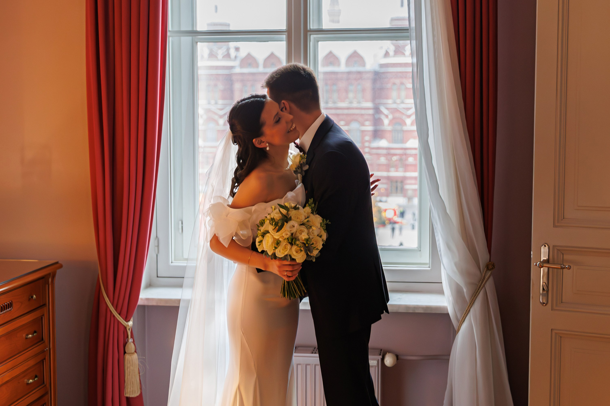 Свадебная фотосессия и сборы в гостинице Националь. Свадебный фотограф Москва и МО Сергей Киржаев