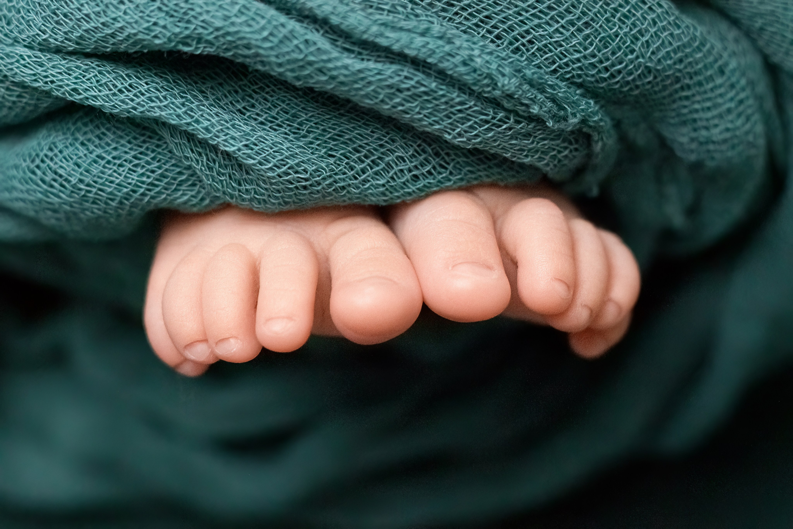 Фотосессия крошечной новорождённой малышки и её родителей