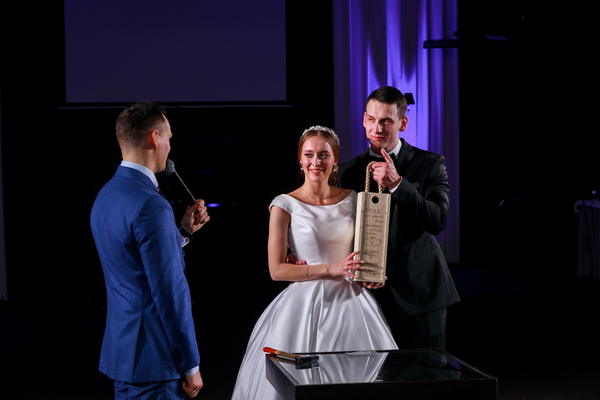 Свадьба с огоньком. Фотограф крещение венчание в Петербурге! Помогает подобрать храм и посоветовал душевного батюшку в СПб