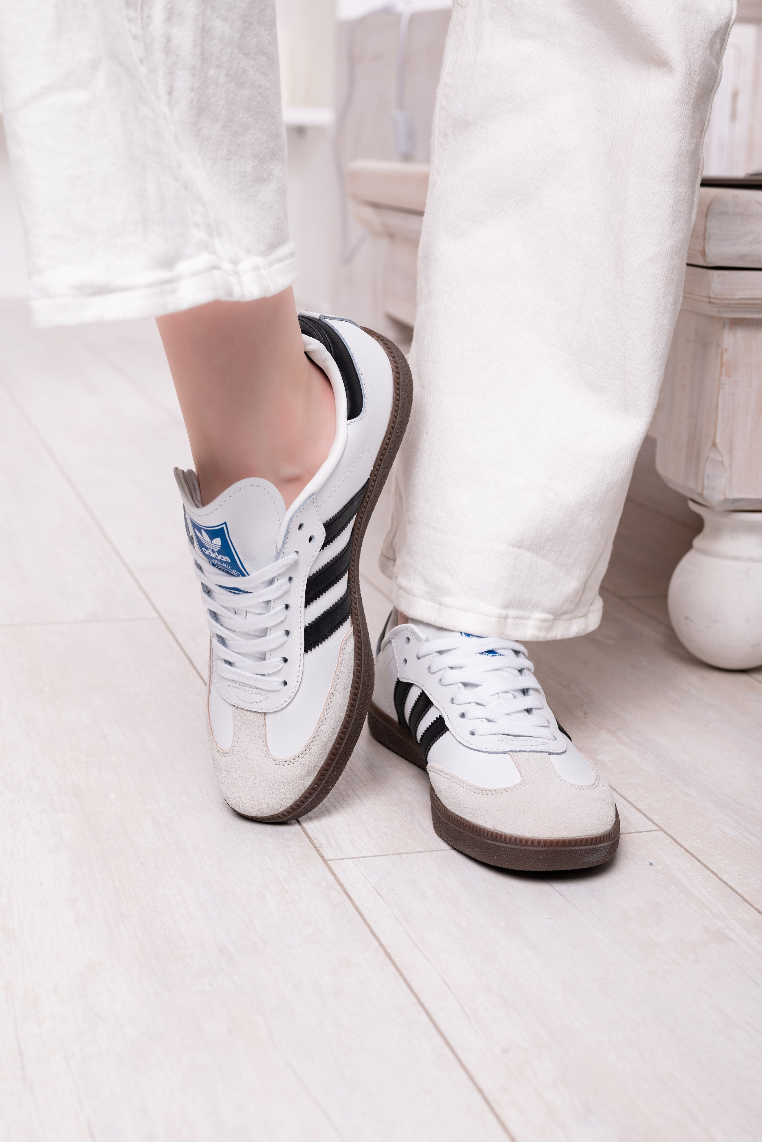 Кроссовки в студии. Предметный фотограф, фото для маркетплейсов Пятигорск, КМВ