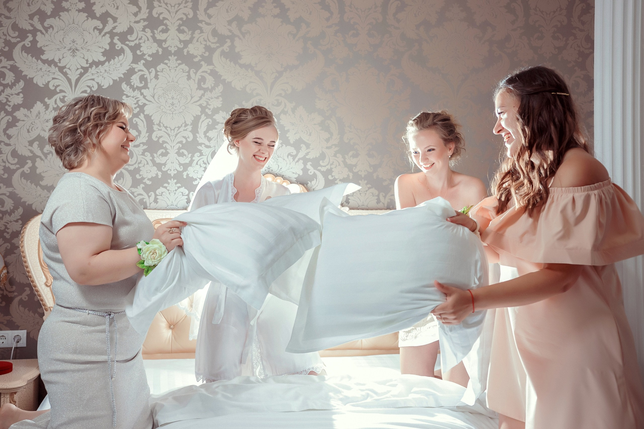 Свадебная съемка. Утро невесты, девушки дерутся подушками