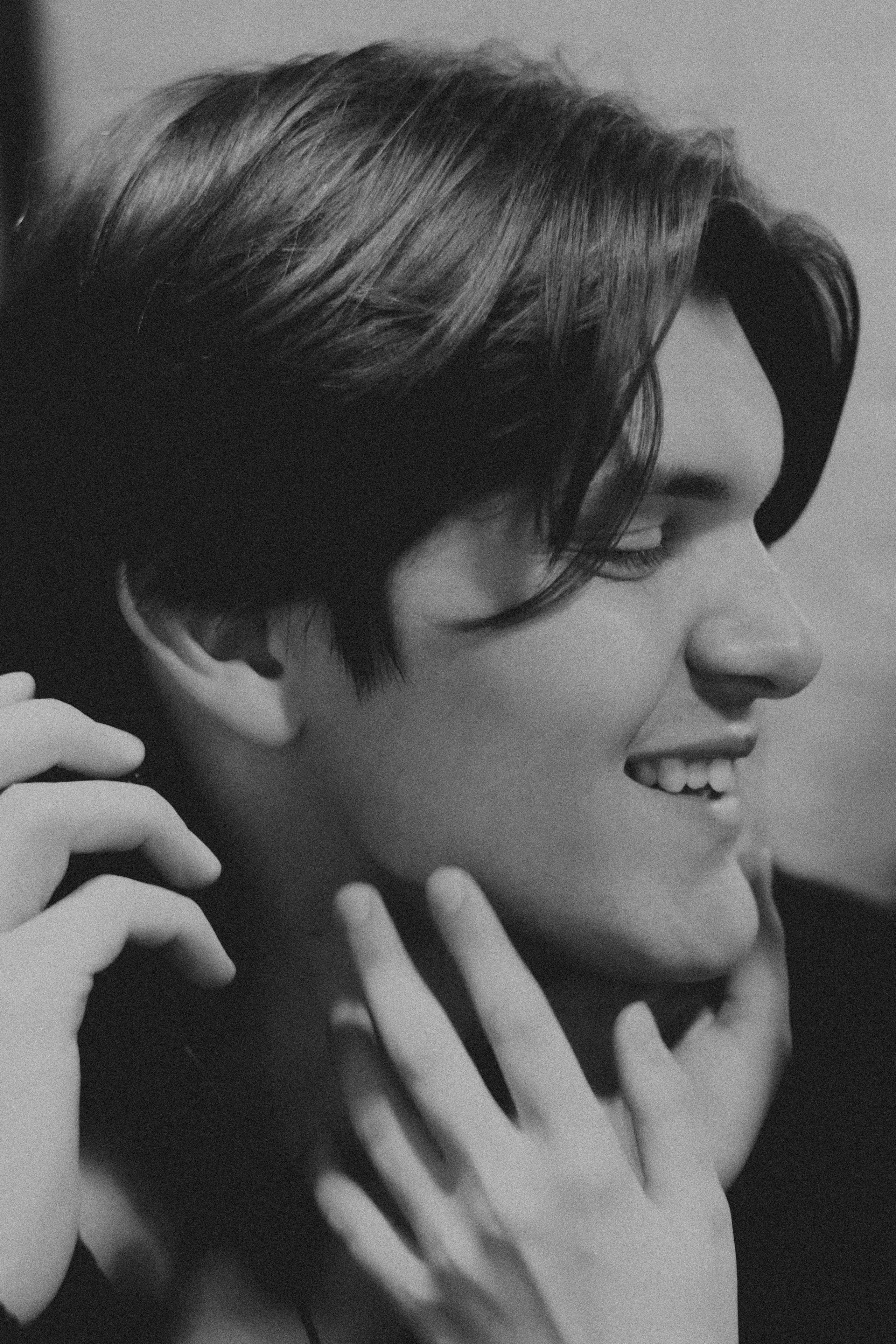 Парная ретро фотосессия в магазине с виниловыми пластинками