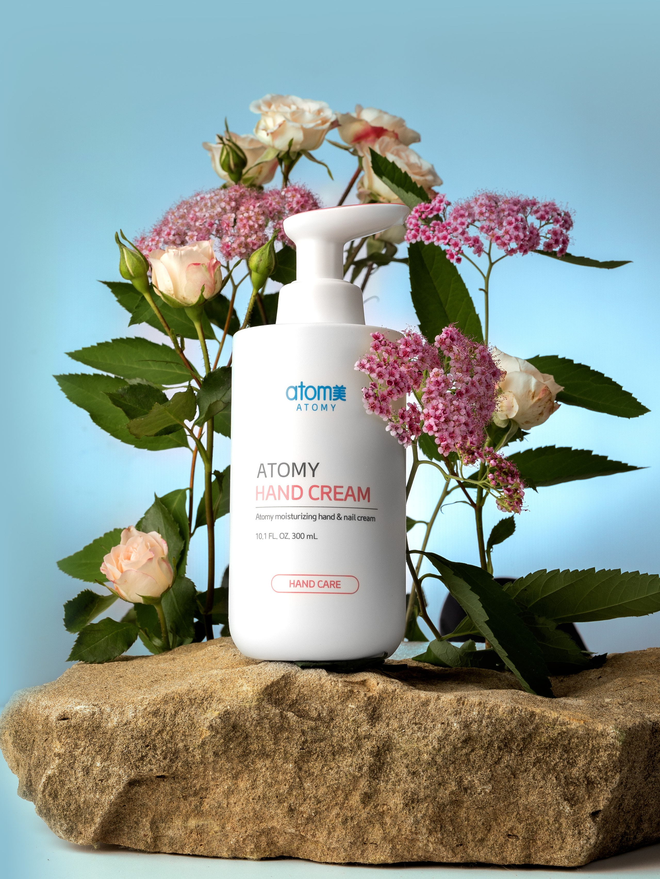 крем для рук среди цветов на камне. имиджевая съемка крема для рук для маркетплейсов