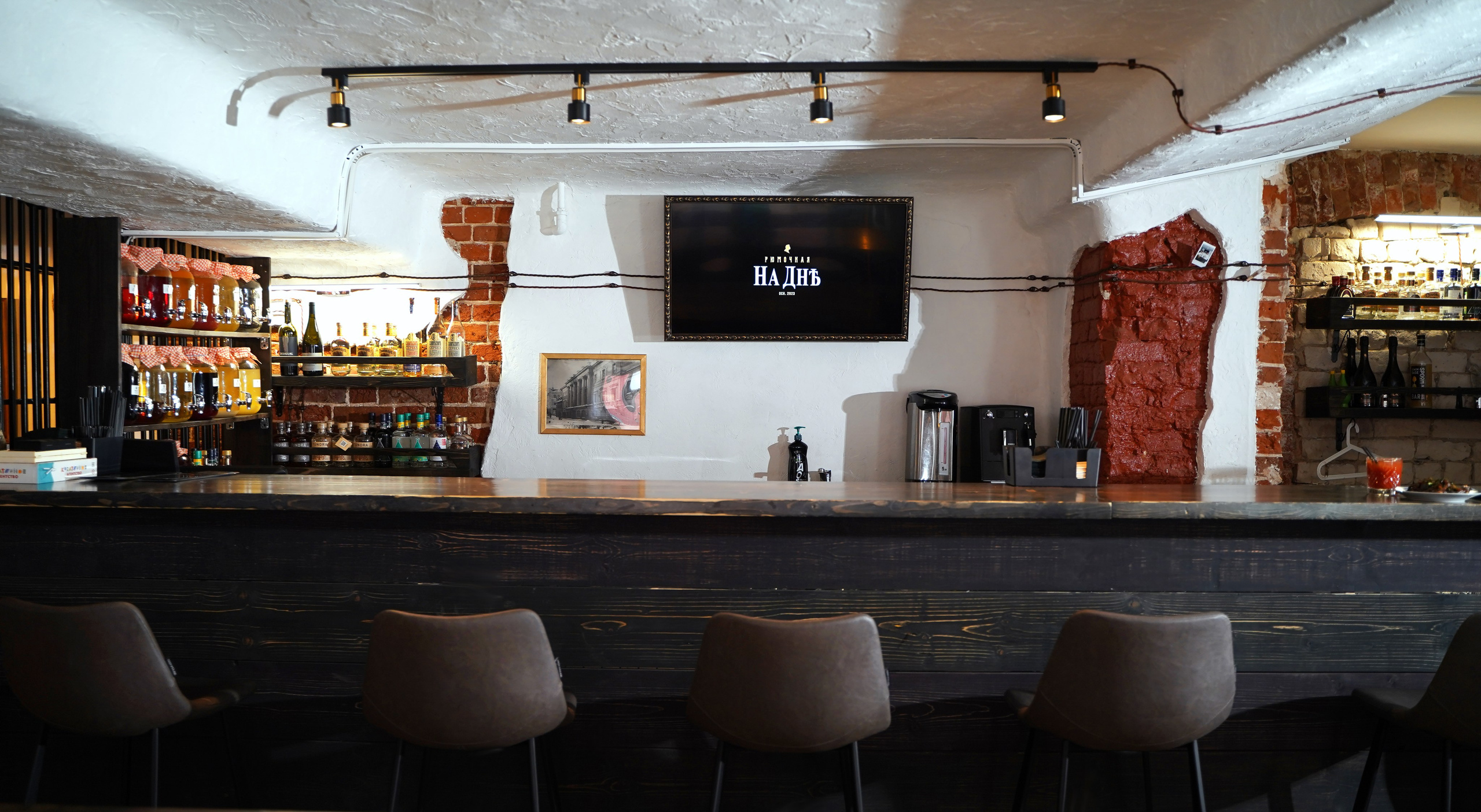 «На Дне» рюмочная. Фотограф Надежда Жемкова. Фотосъёмка, ретушь, фотомонтаж для вас и вашего бизнеса
