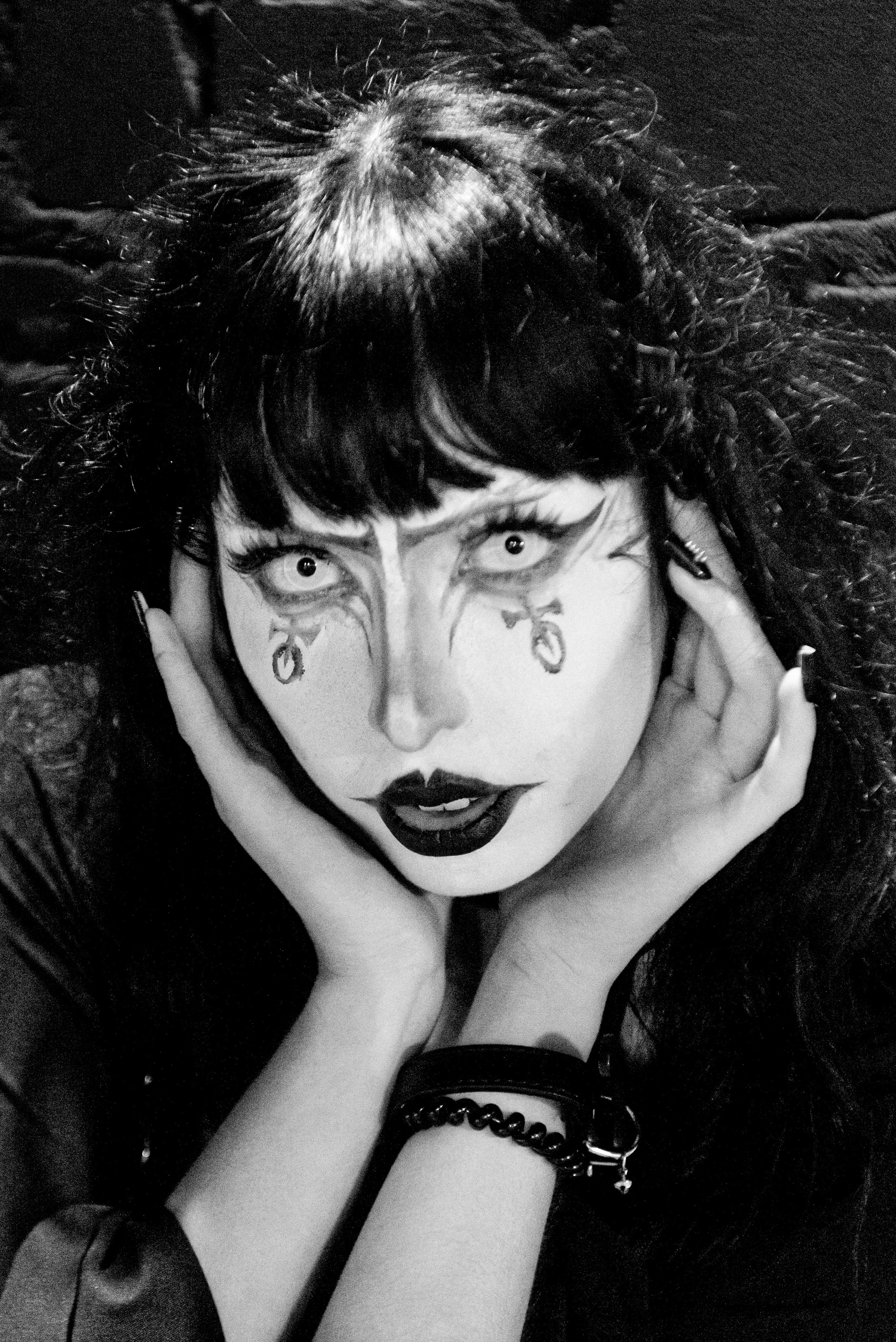 Креативная фотосессия для альтушки в Волжском — крупный план с деталями макияжа и прически. 