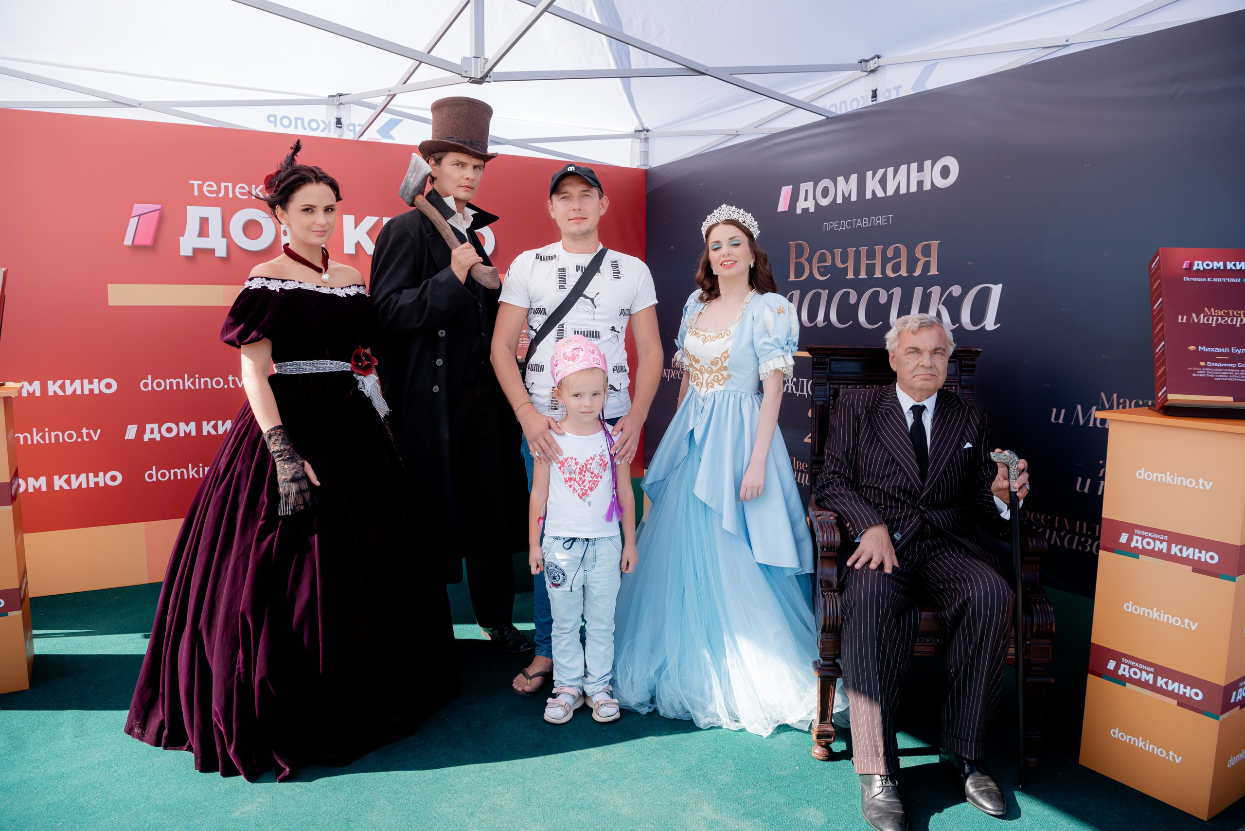 Портретные фото с артистами в палатке Триколор Дом Кинов на день города Волгоград. Фотограф в Волгограде и Волжском Александр Горбань