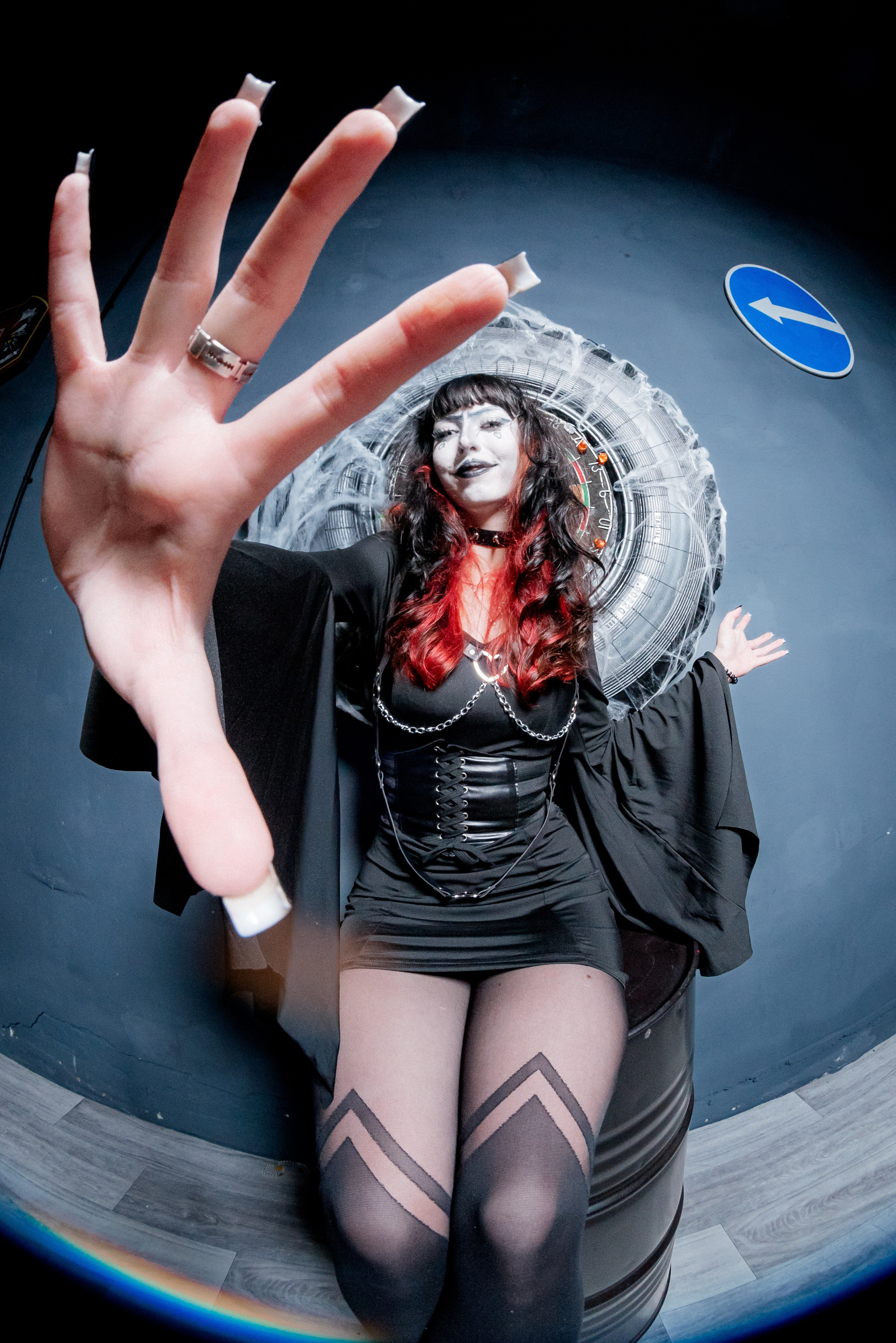 Фотосессия для альтушки с эффектом «рыбий глаз» — искажение подчеркивает худобу и создает сюрреалистичный кадр.