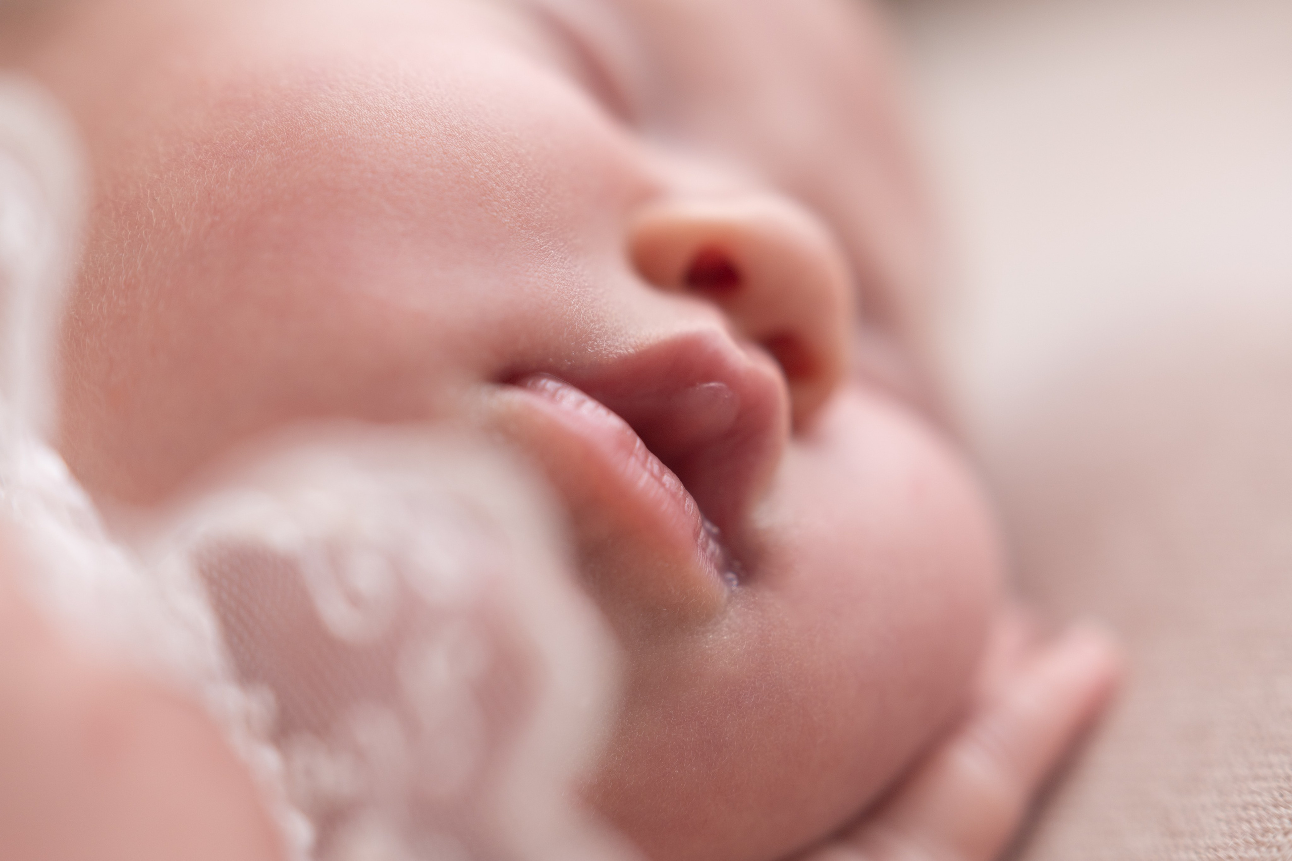 Макрокадры пухлых щечек новорожденного малыша