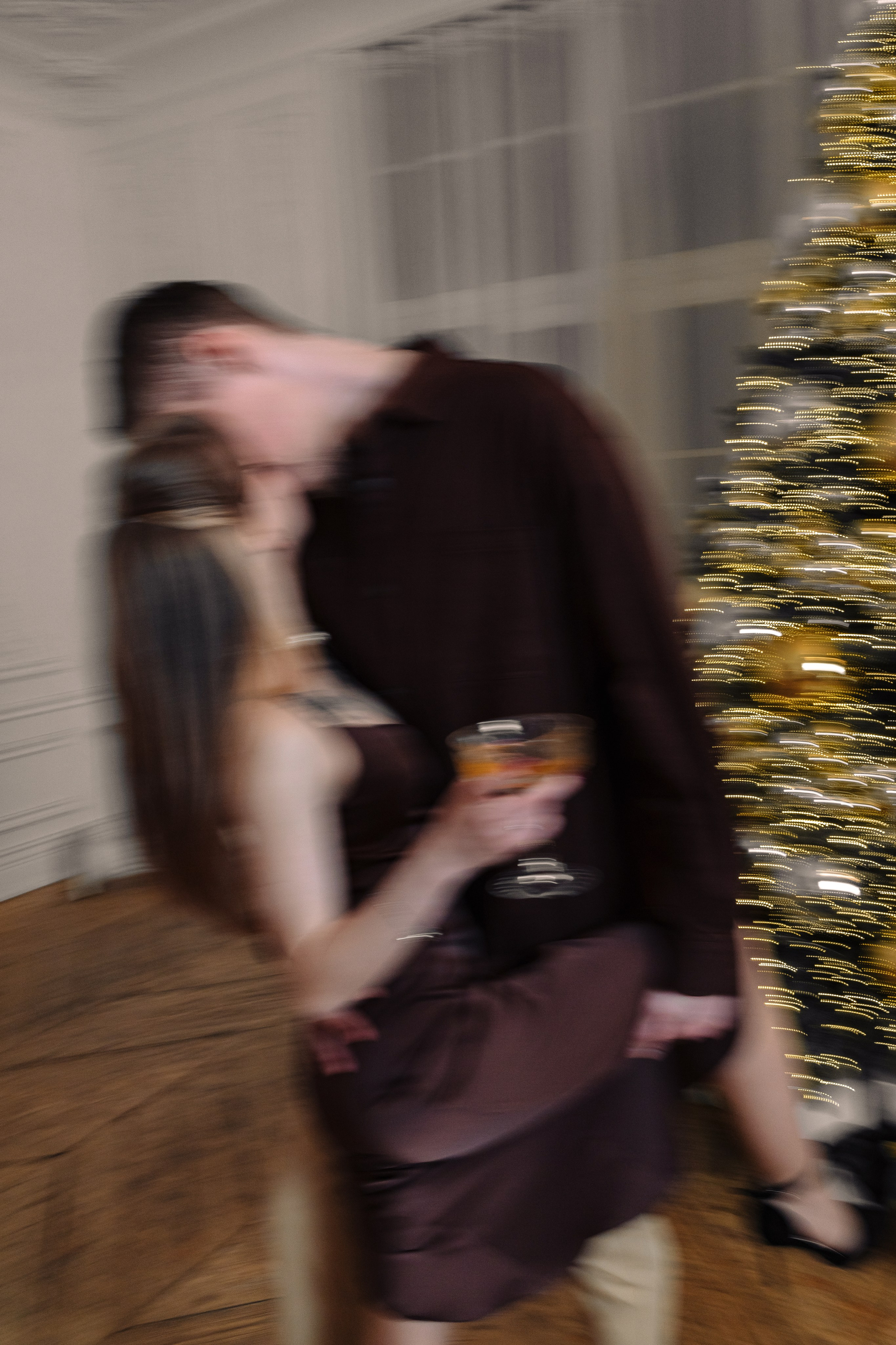 Зимняя фотосессия лавстори с предложением руки и сердца в фотостудии