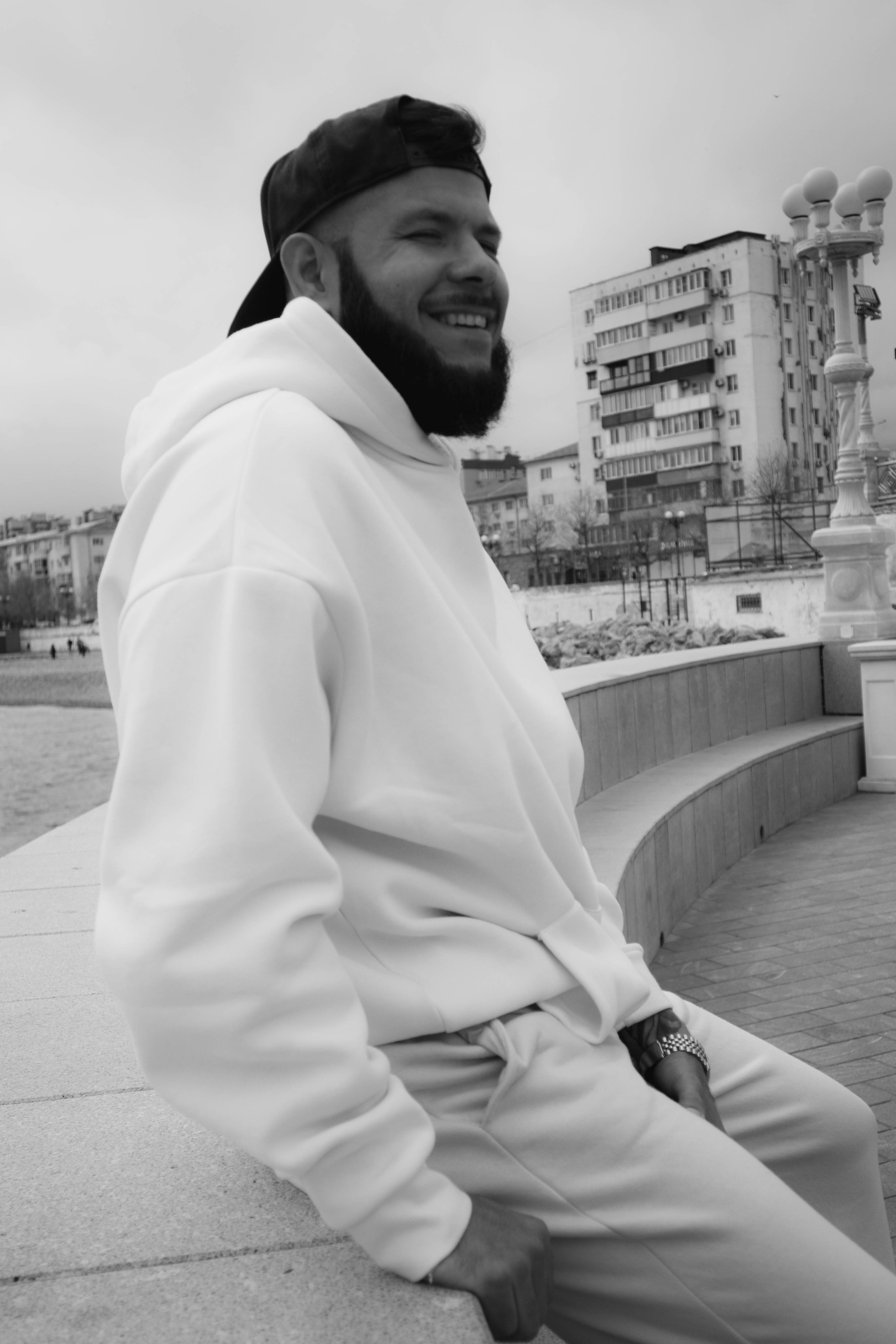 О. Уличный фотограф Города N