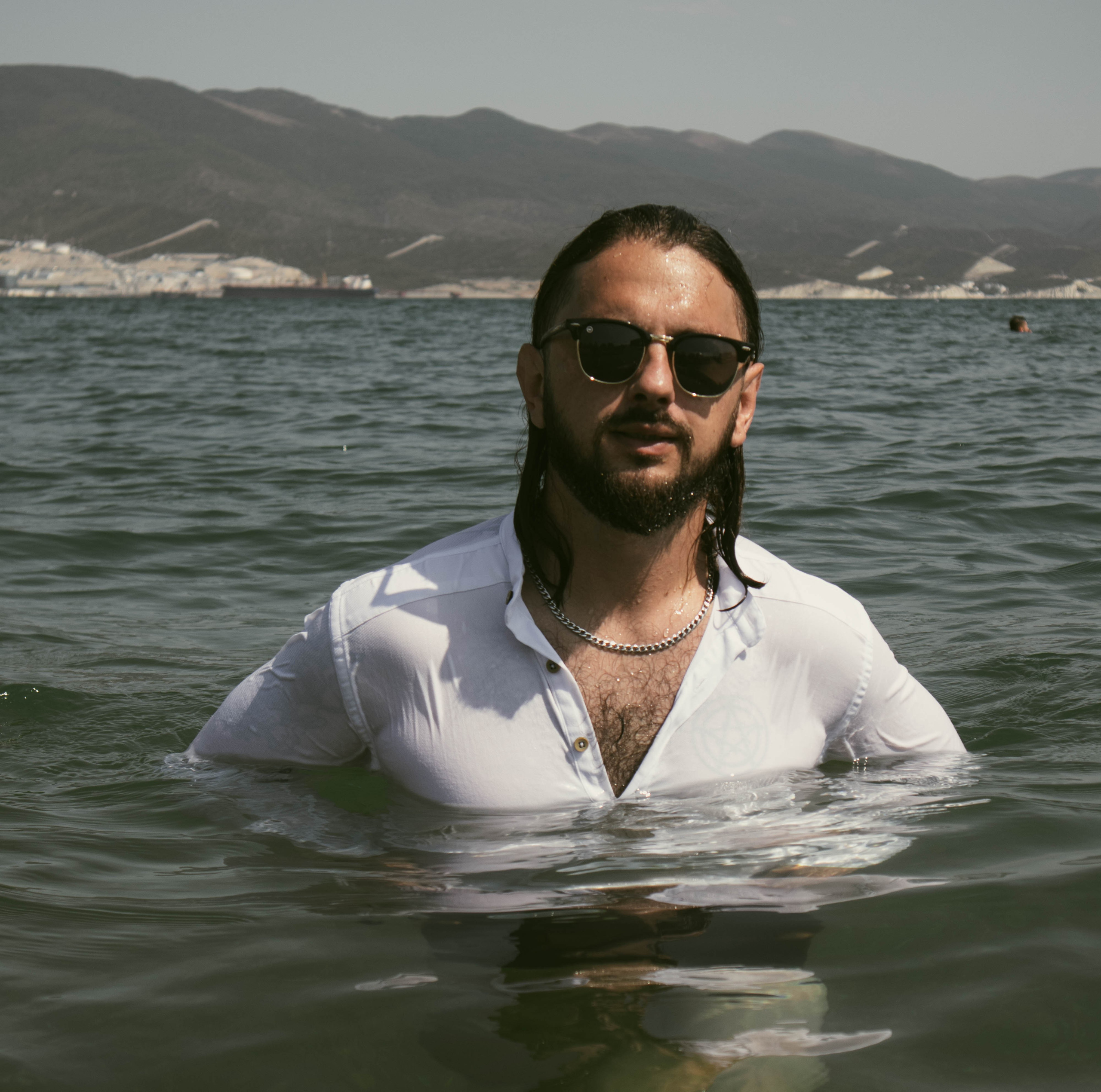 «Шаги по волнам: берег мечты». Уличный фотограф Города N