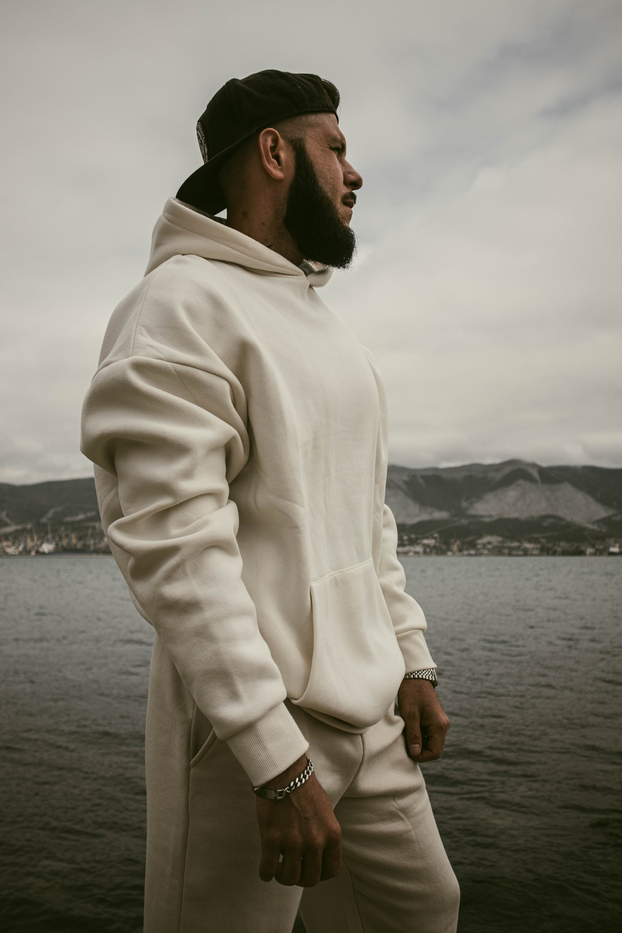 О. Уличный фотограф Города N