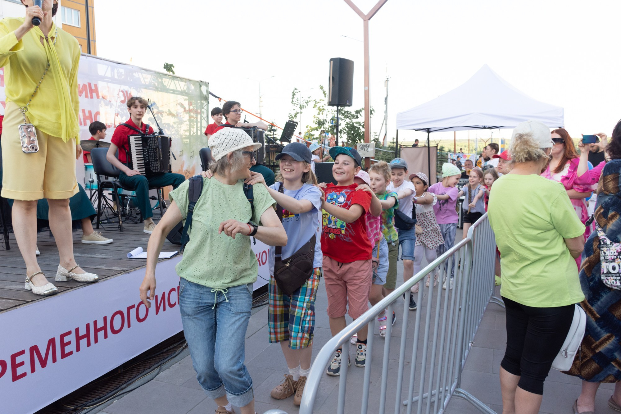 Фестиваль современного исполнительского искусства (Сквер Академ Риверсайд). Фотограф Максим Буряк