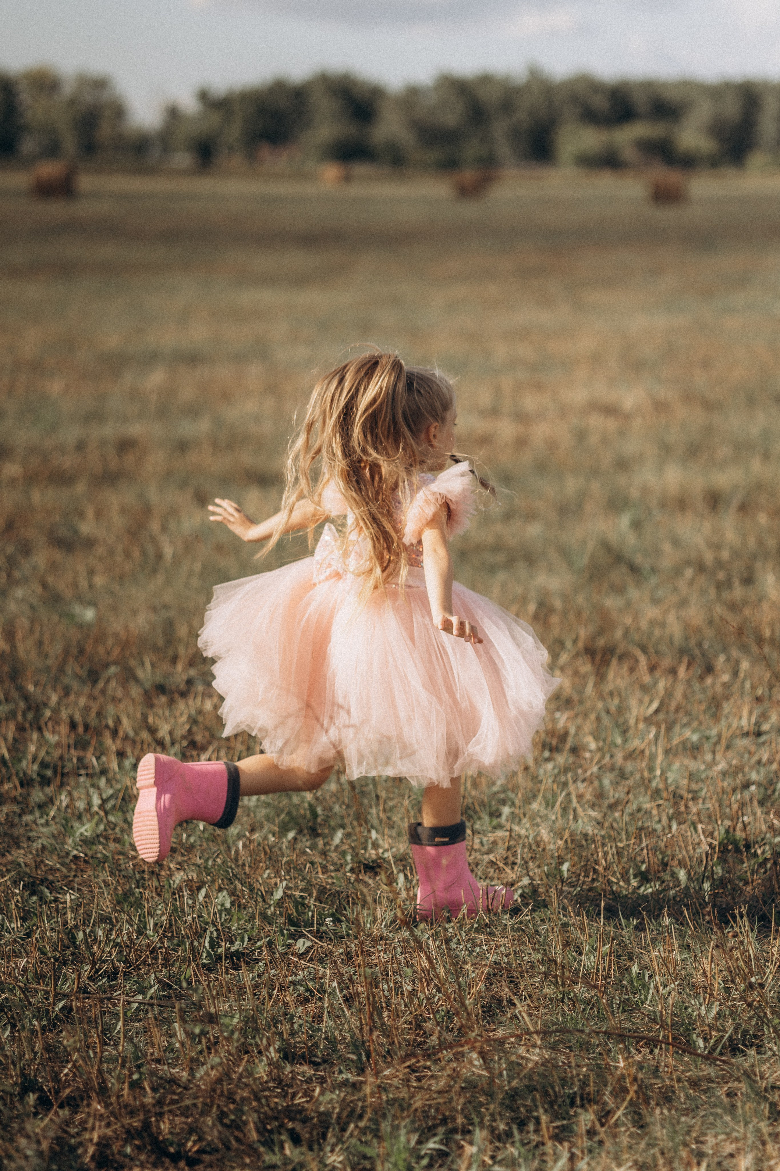 Вика и Миша на сене. Семейный фотограф lifestyle в Новосибирске Елена Шпилевая