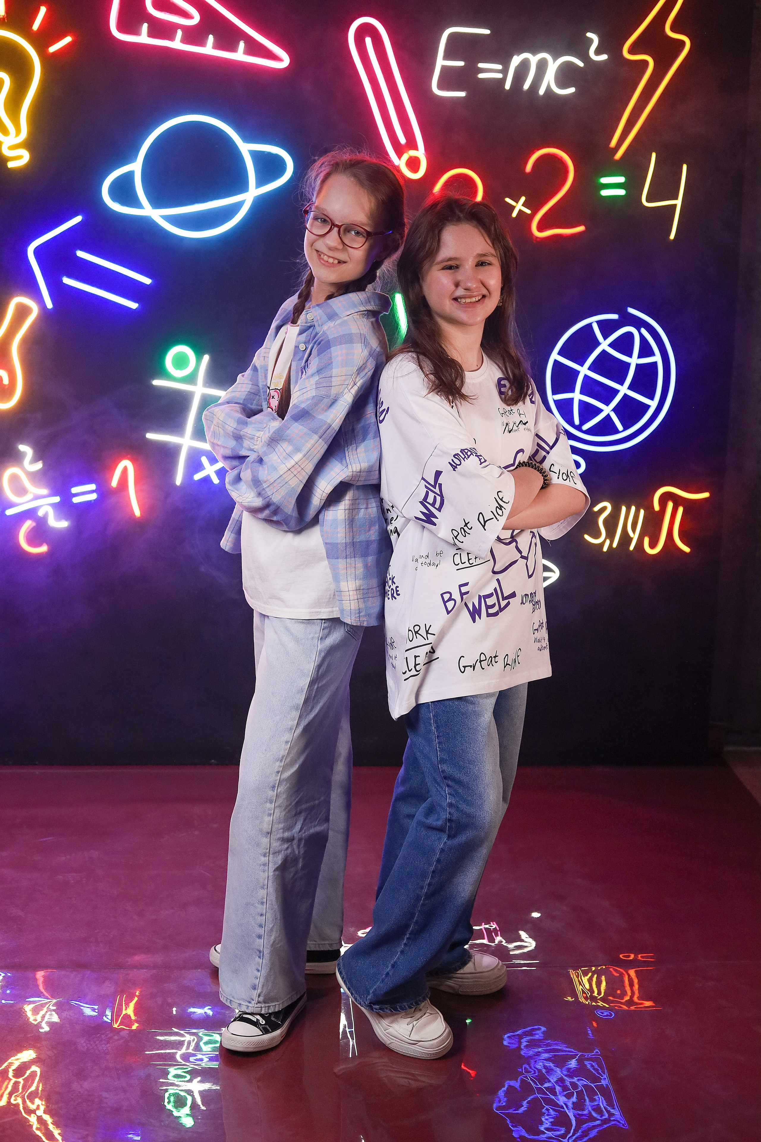 Выпускной альбом "Неон". Выпускные альбомы в Тюмени для школ, садов, вузов спортивных секций