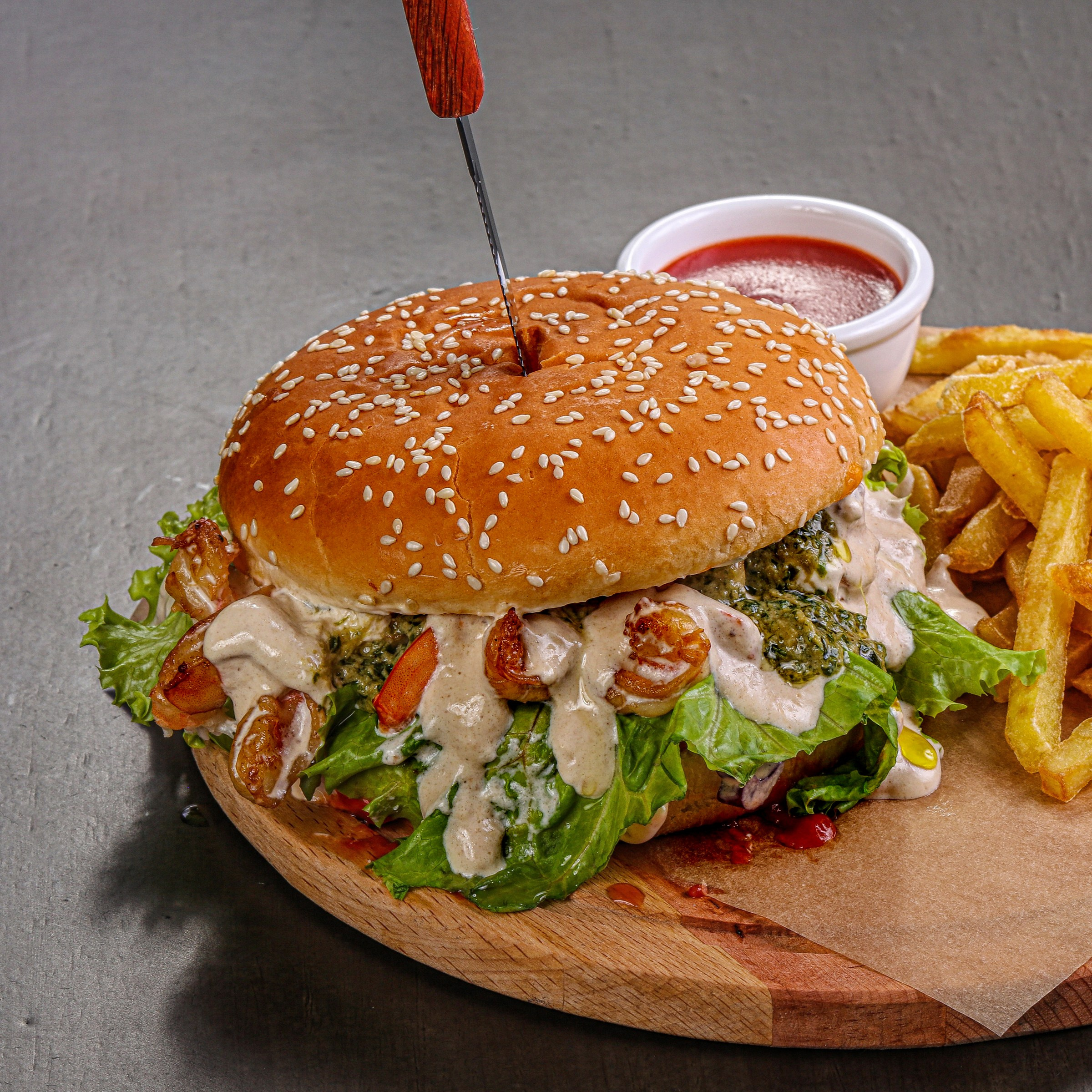 Фотосъемка бургеров и гамбургеров. Заказ по тел.: +7 (906) 006-90-22. Фуд-фотограф Андрей Старостин — съемка еды в Москве. 9000 руб. в час