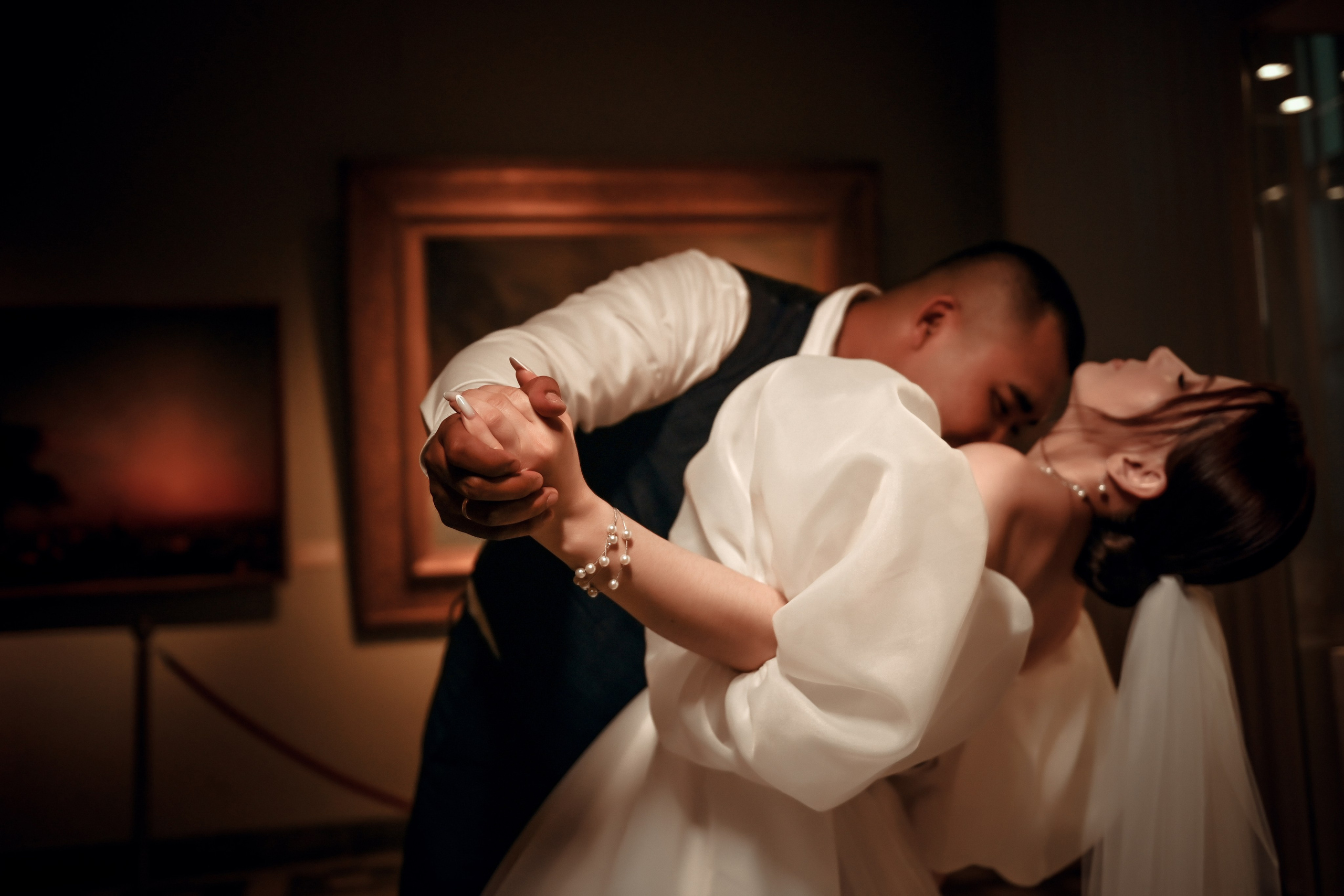 Небольшая свадебная серия в музее и прогулкой под дождем Эльмиры и Ризата. Свадебный, семейный, детский, контент фотограф в Омске Максим Ильин