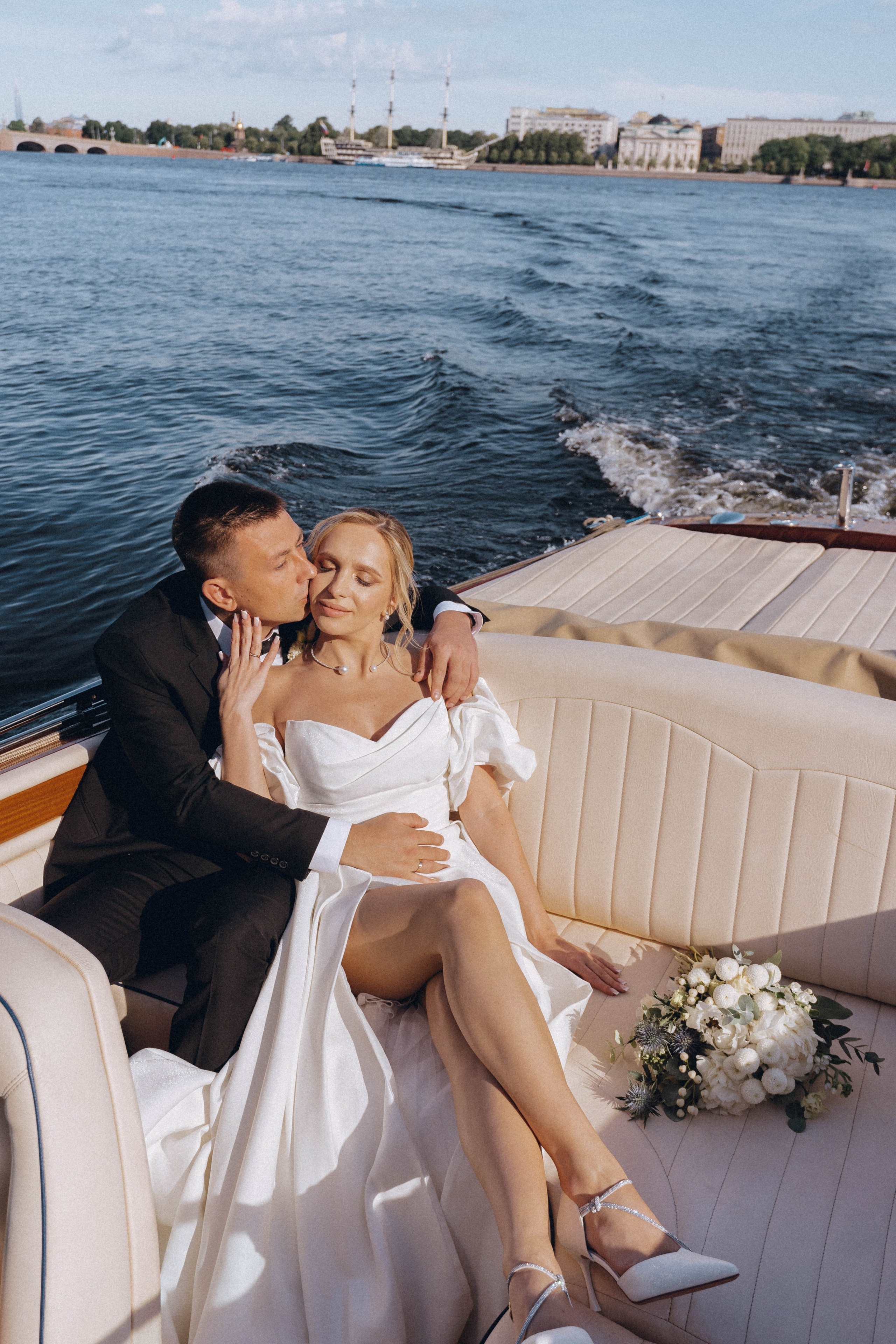 СВАДЕНБНАЯ СЬЕМКА НА КАТЕРЕ ПО КАНАЛАМ САНКТ-ПЕТЕРБУРГА И В АКВАТОРИИ НЕВЫ. Профессиональный фотограф, Санкт-Петербург — Виктория Богомолова