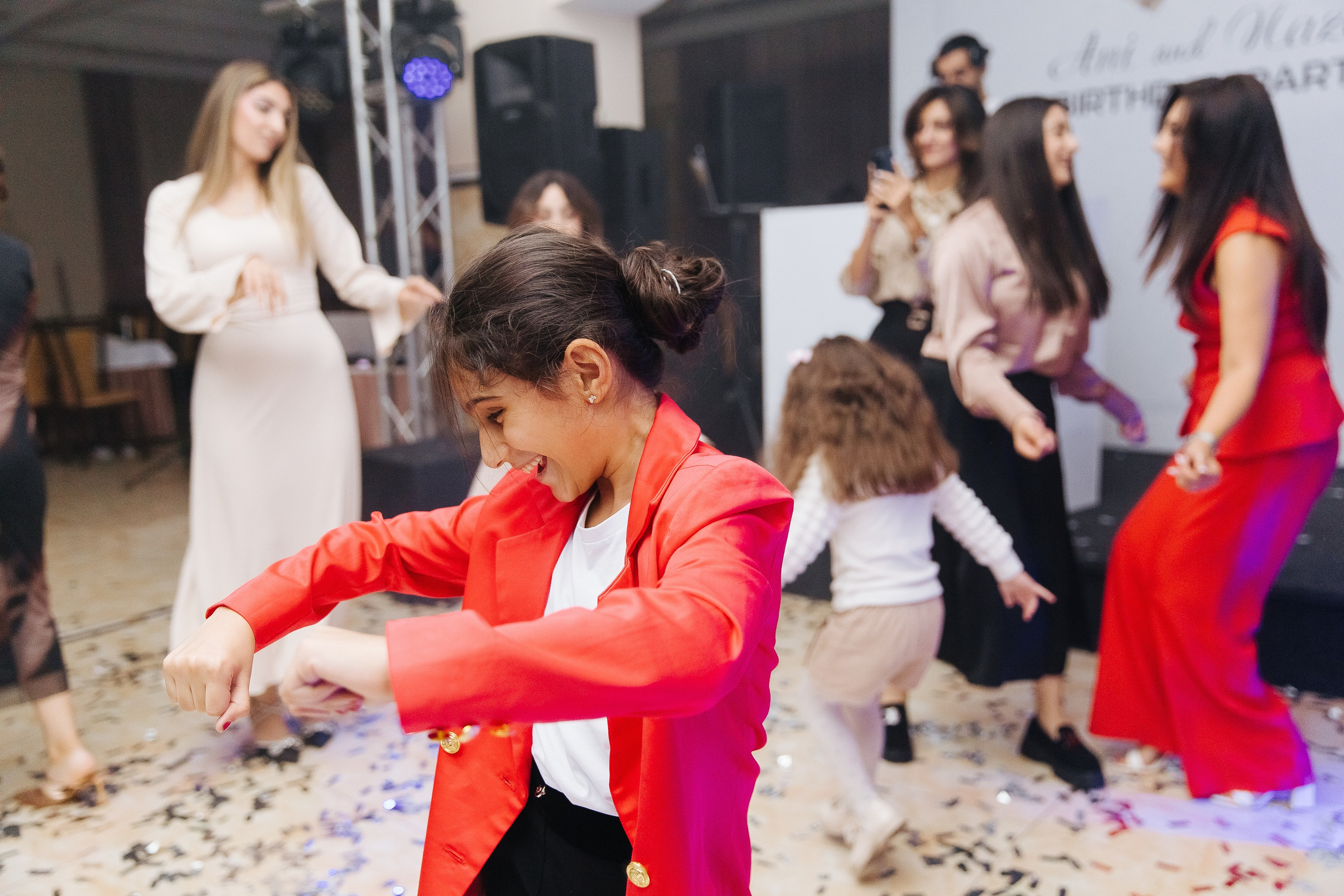 Ани и Назели. 35&5 День рождения, «Янтарь». Фотограф в Красноярске Надежда Воскресенская