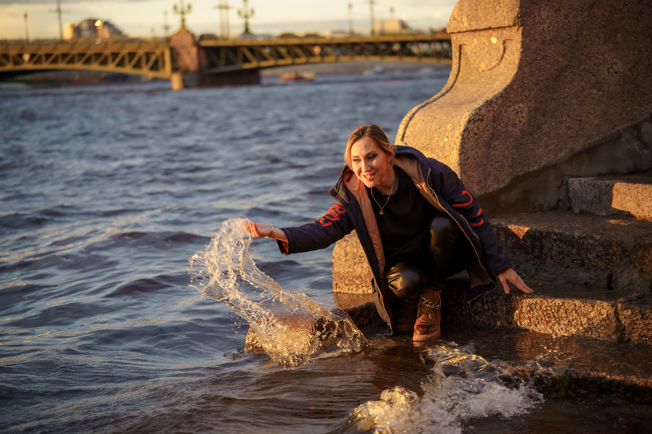 Фотография портрет девушки во время вечерней прогулки по Санкт-Петербургу