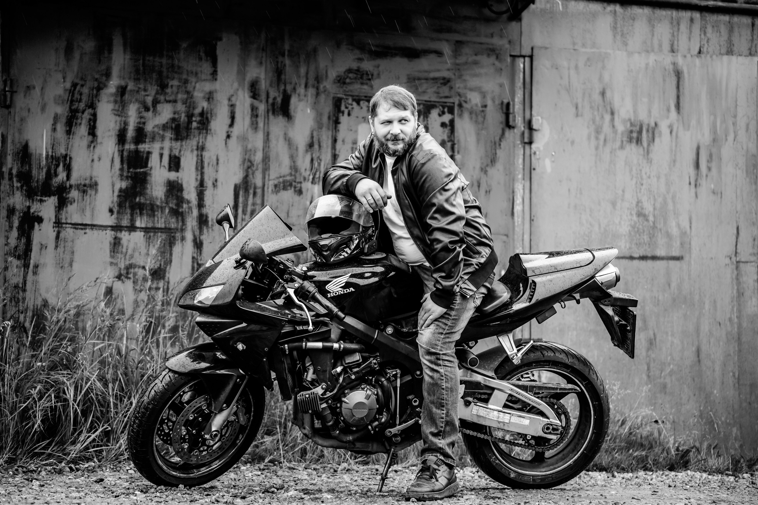 Фотография портрет мотоциклиста байкера