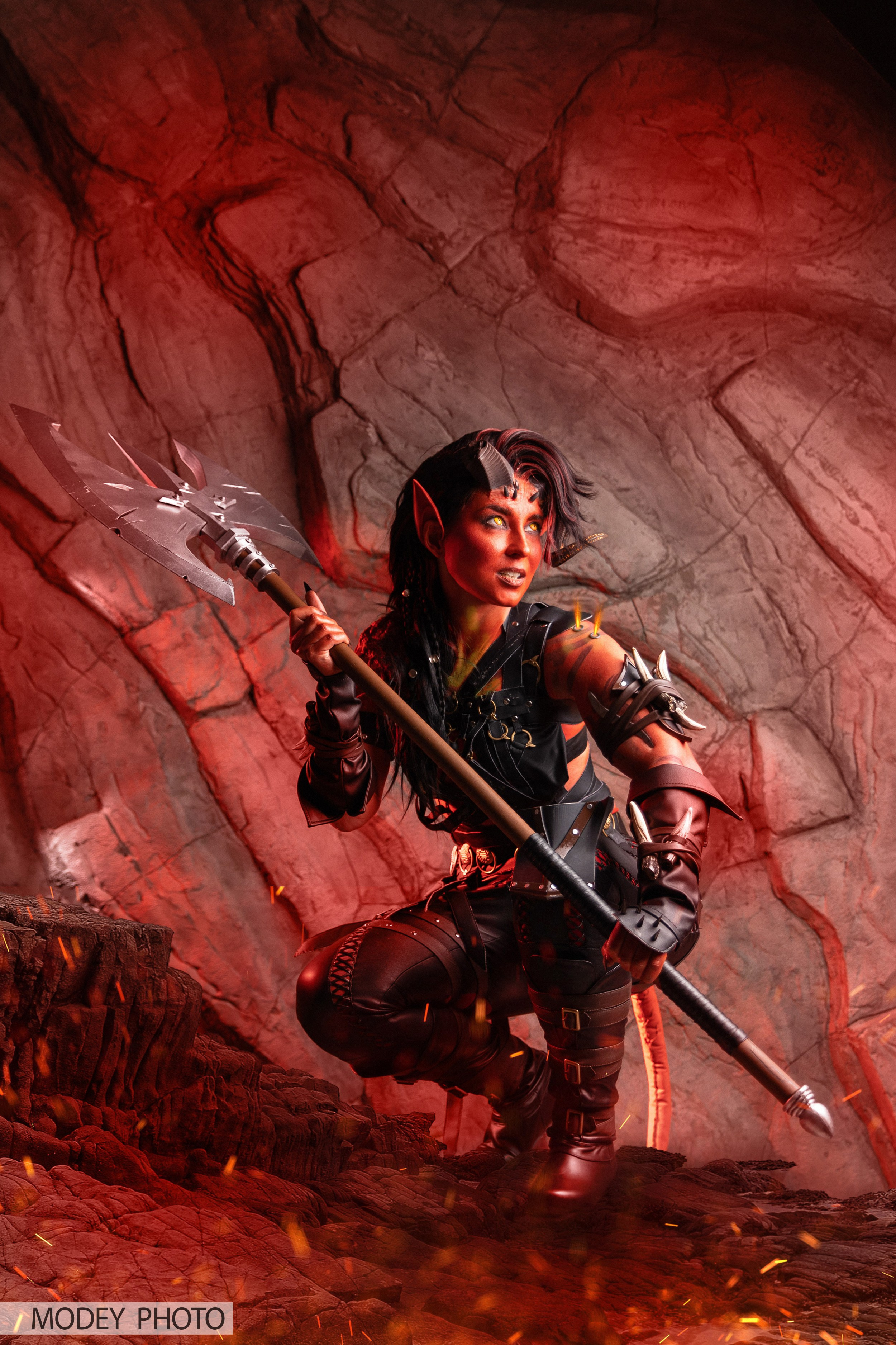 Огненная девушка Карлах из Baldur's Gate 3 (cosplay)