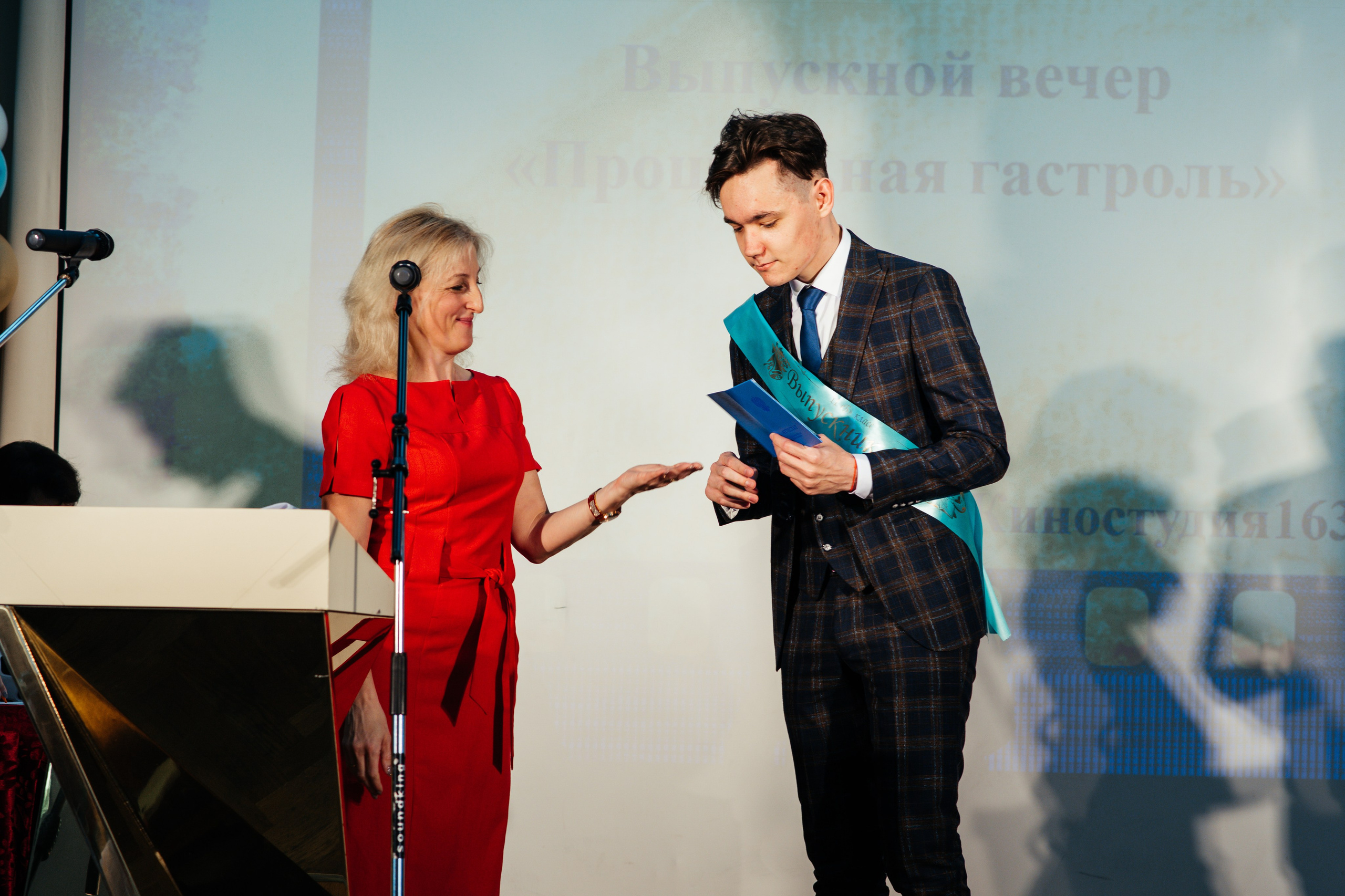 Вручение аттестатов. Выпускные альбомы в Подольске Москве и МО