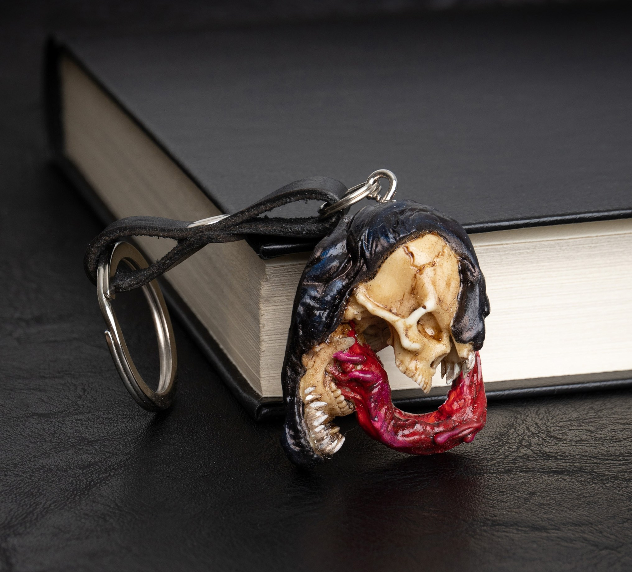 Металлический брелок Веном на черном фоне | Фото для каталога аксессуаров