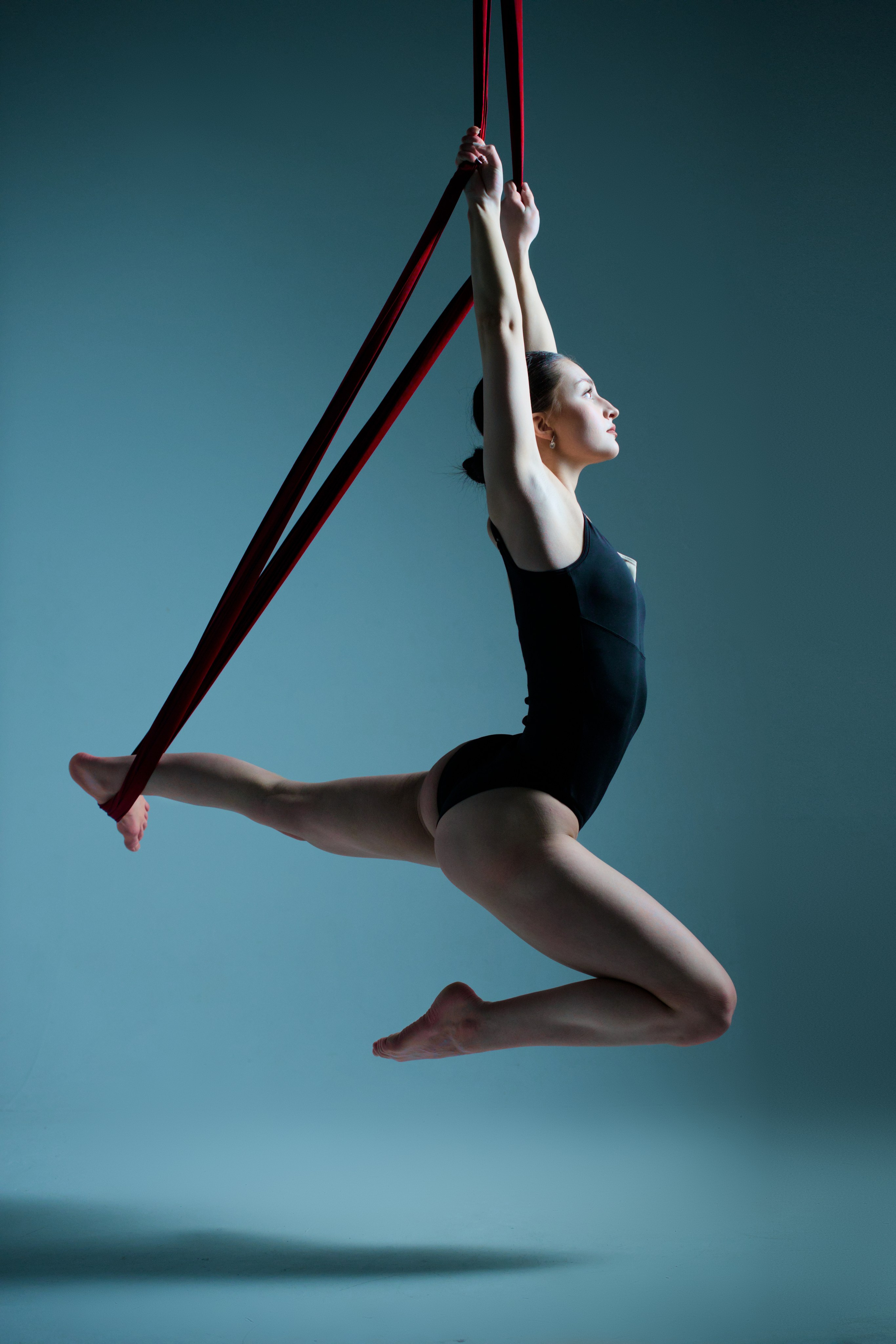 Спортивный фотограф в Тюмени: динамичный кадр гимнастки на воздушном кольце в студии