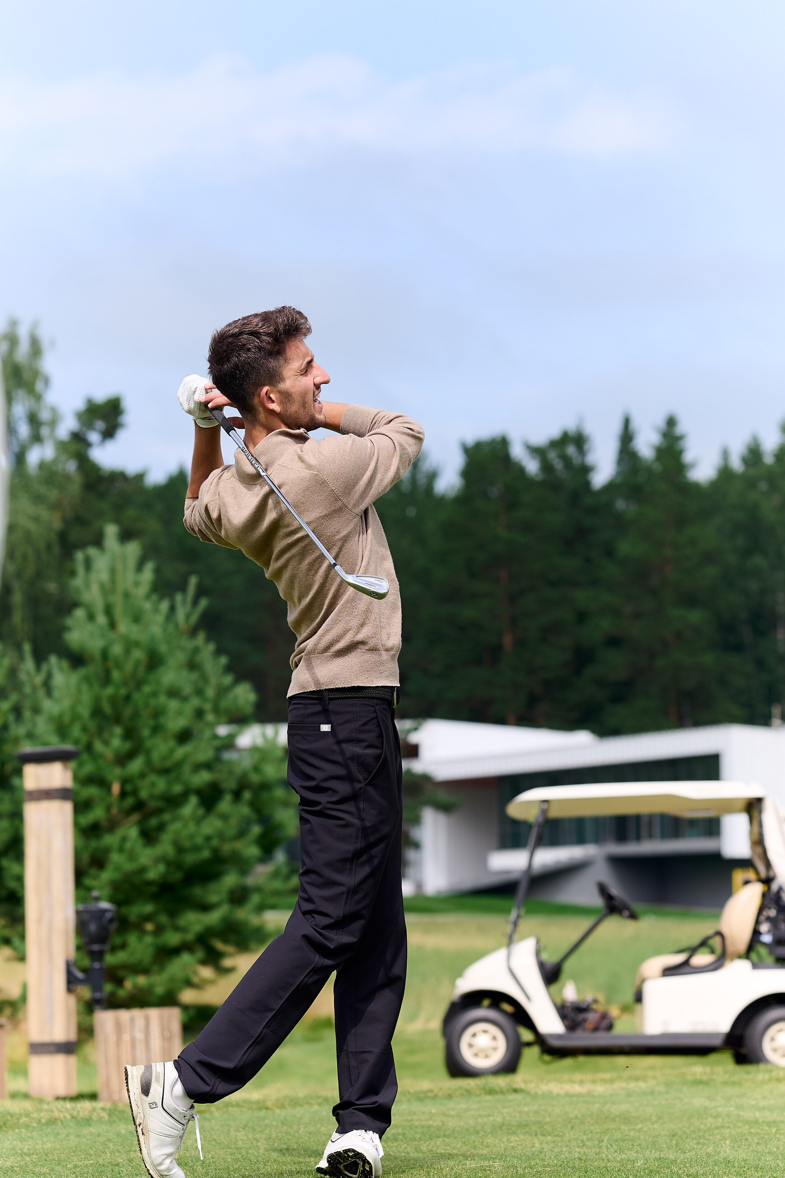 профессиональный игрок в гольф на мероприятии гольф-клуба в Екатеринбурге