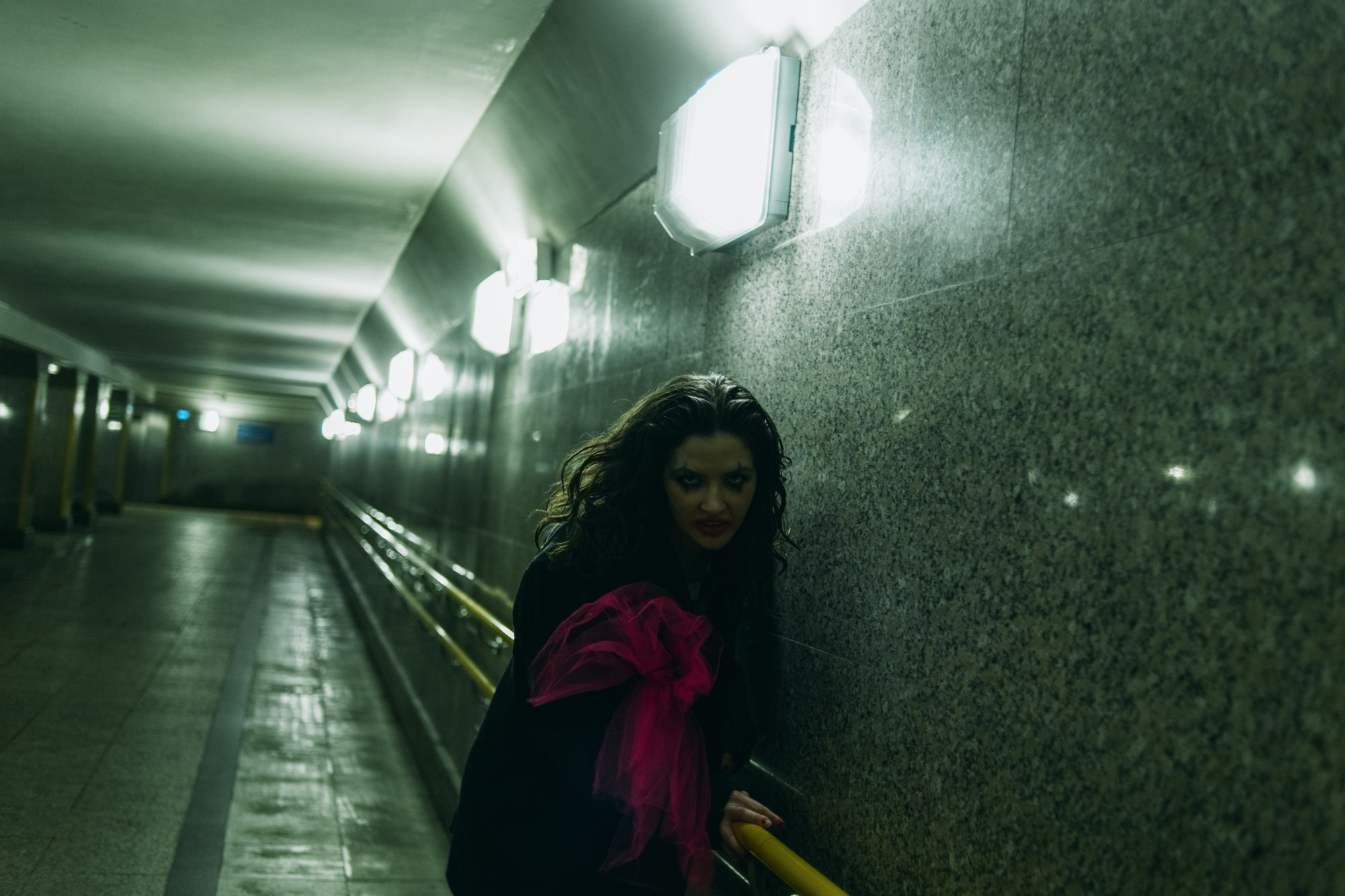 Съемка в подземном переходе Тюмени, городской гранж, акцент на серый бетон и тени.