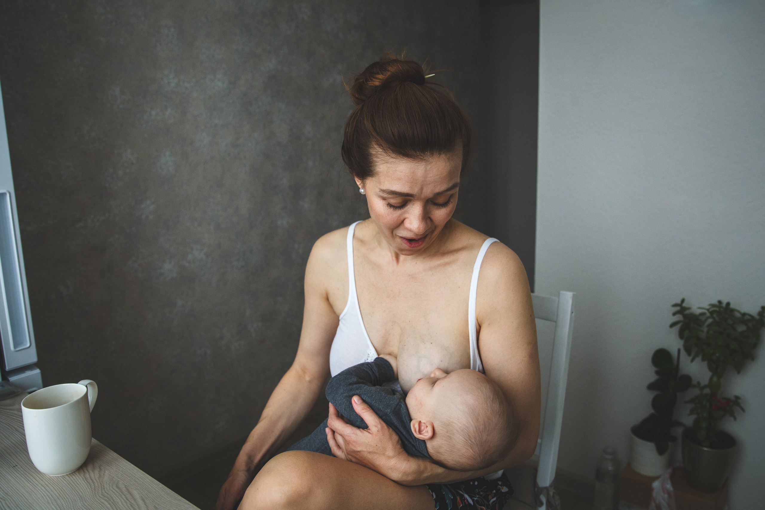 Домашняя фотосъемка грудного кормления. Семейный и школьный фотограф в Москве Анна Ткач