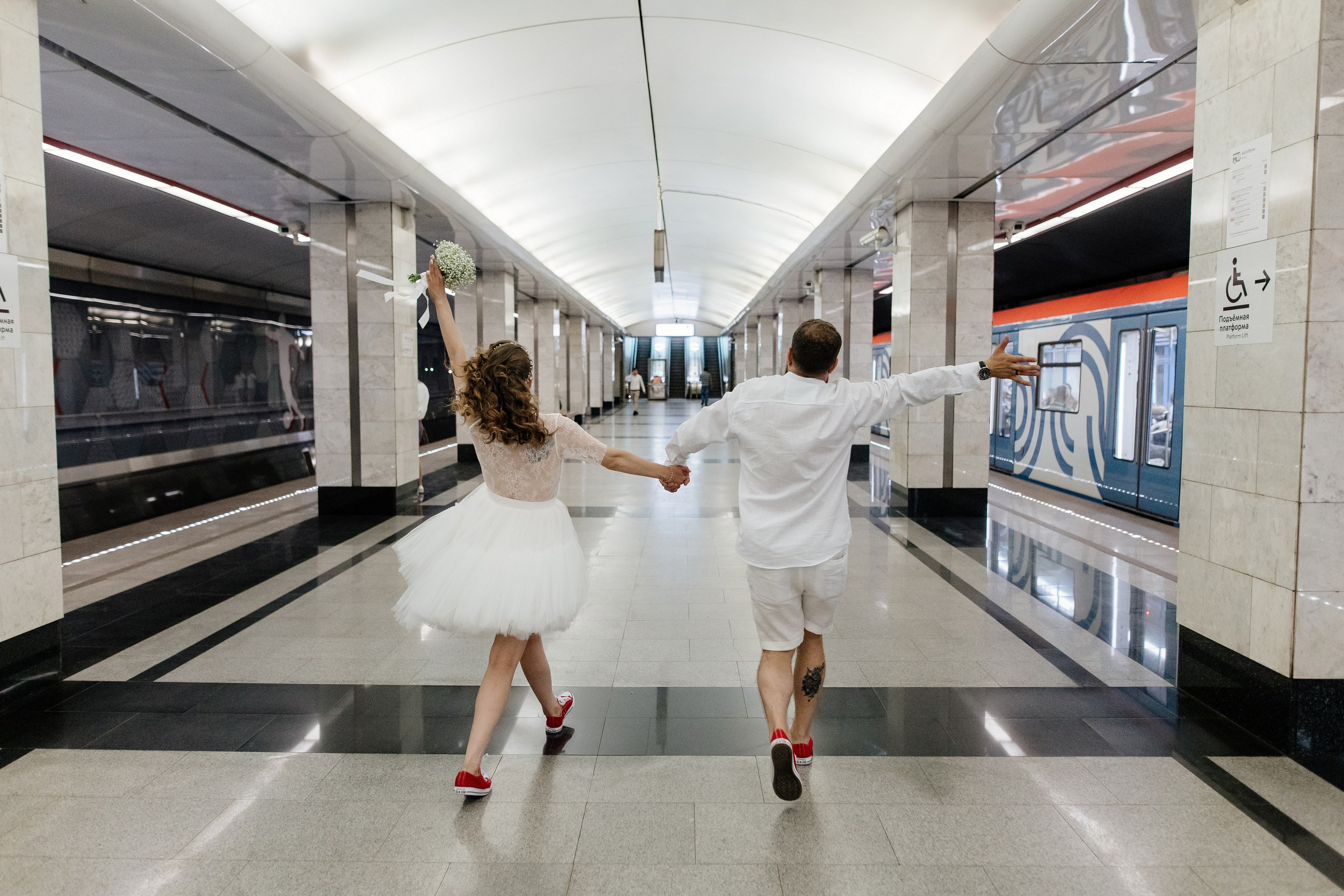 Свадьба на стадионе Спартак Лукойл Арена, свадьба на Северном речном вокзале, свадьба в метро, новые адреса счастья. Свадебный и семейный фотограф Екатерина Иванова
