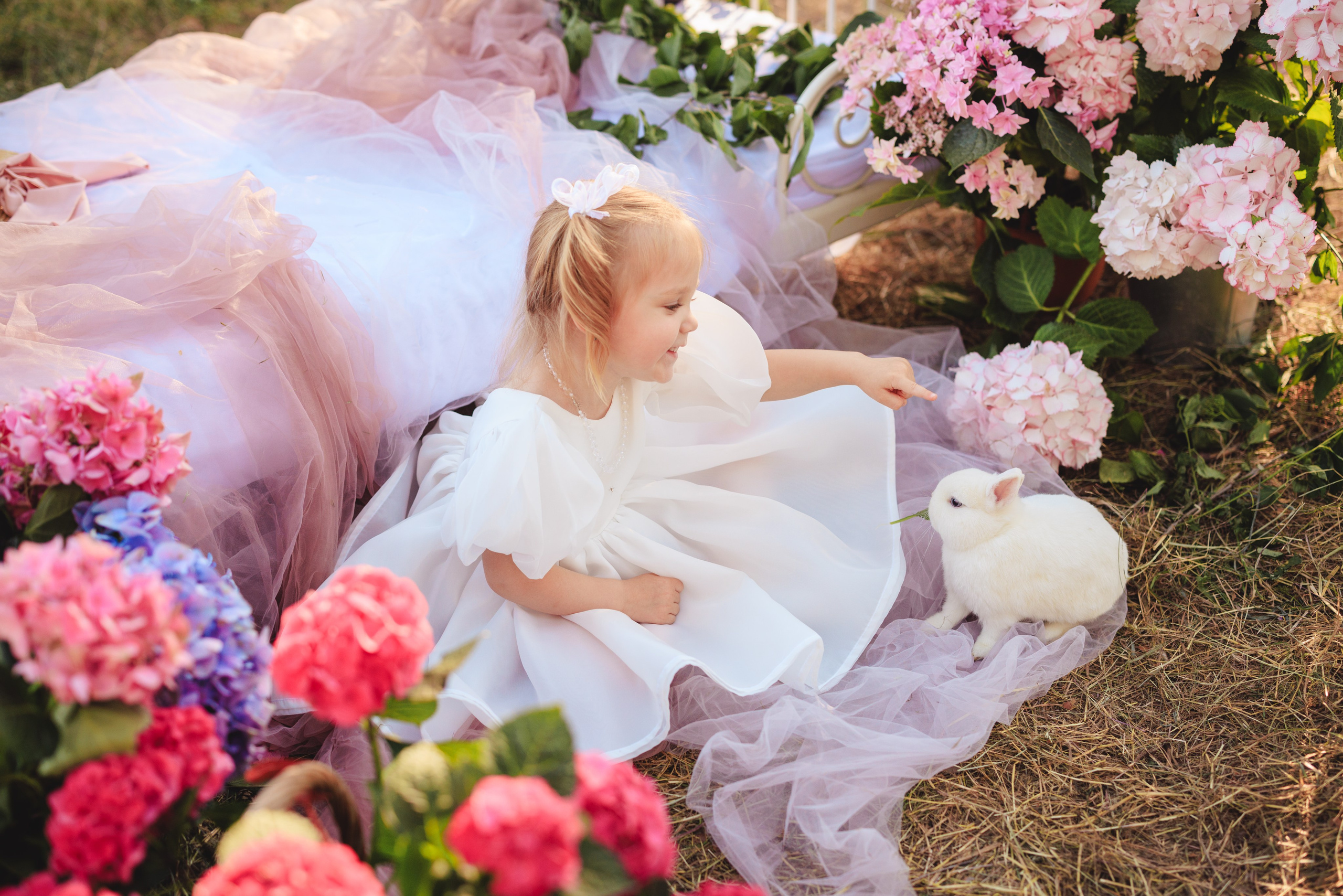 Цветочная кровать с кроликами. Семейный и детский фотограф в Краснодаре Анна Трашкова