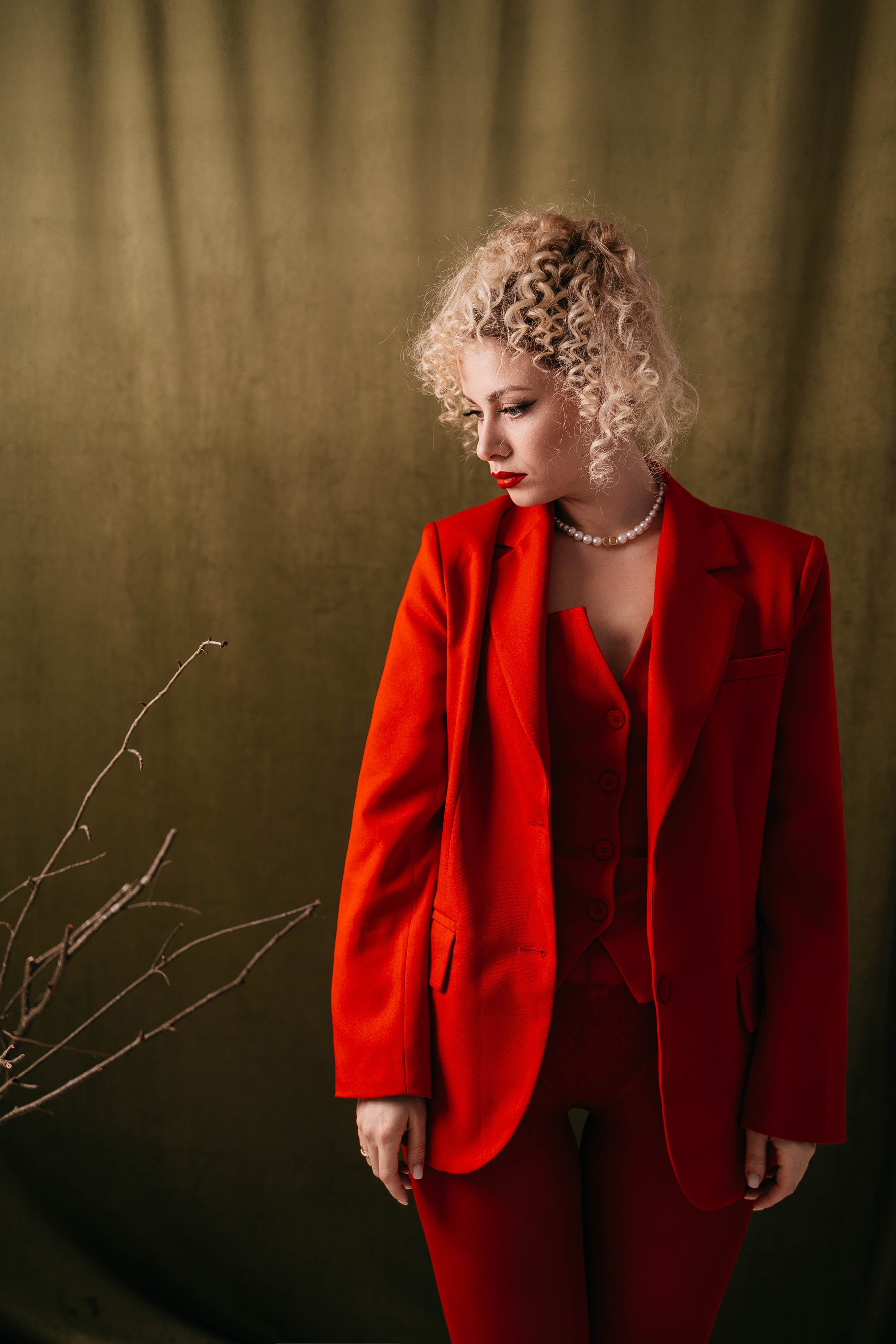 Ира в красном. Фотостудия Cute_photostudio в Твери. Фотограф в Твери Лагодная Яна