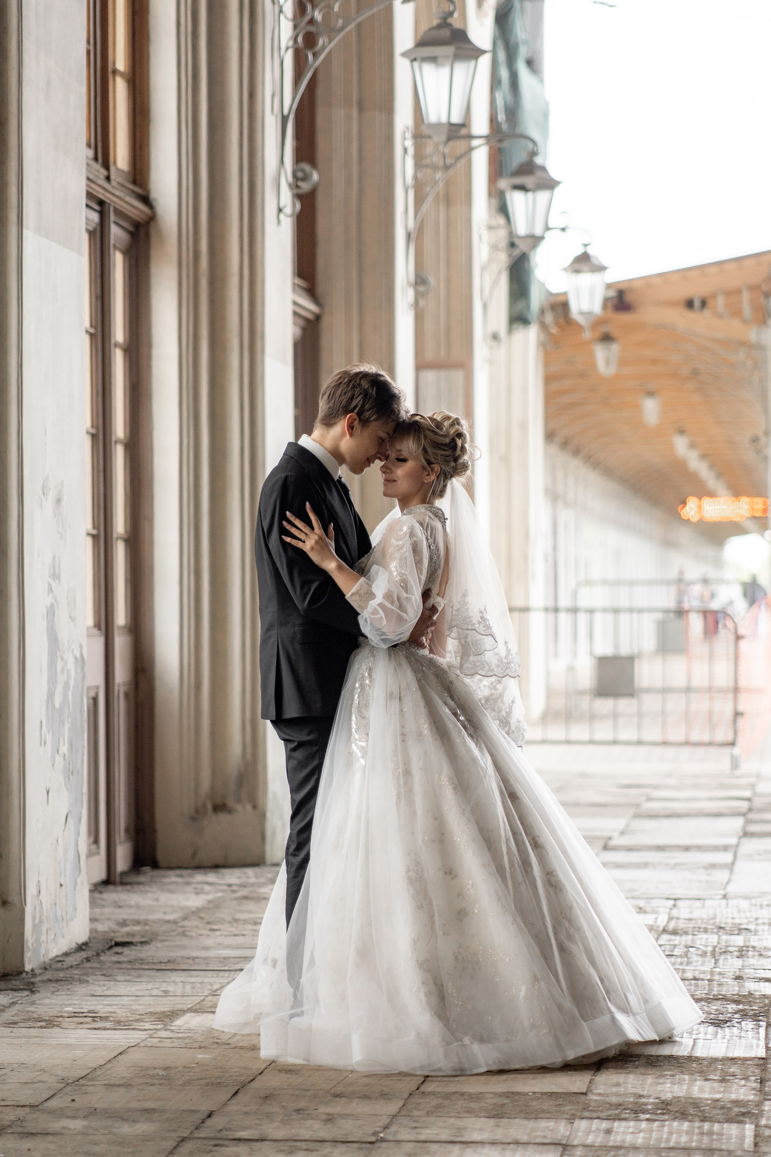 Свадебная фотосессия в ЗАГСе Петергофа. Свадебный фотограф Александр Невский в Санкт-Петербурге