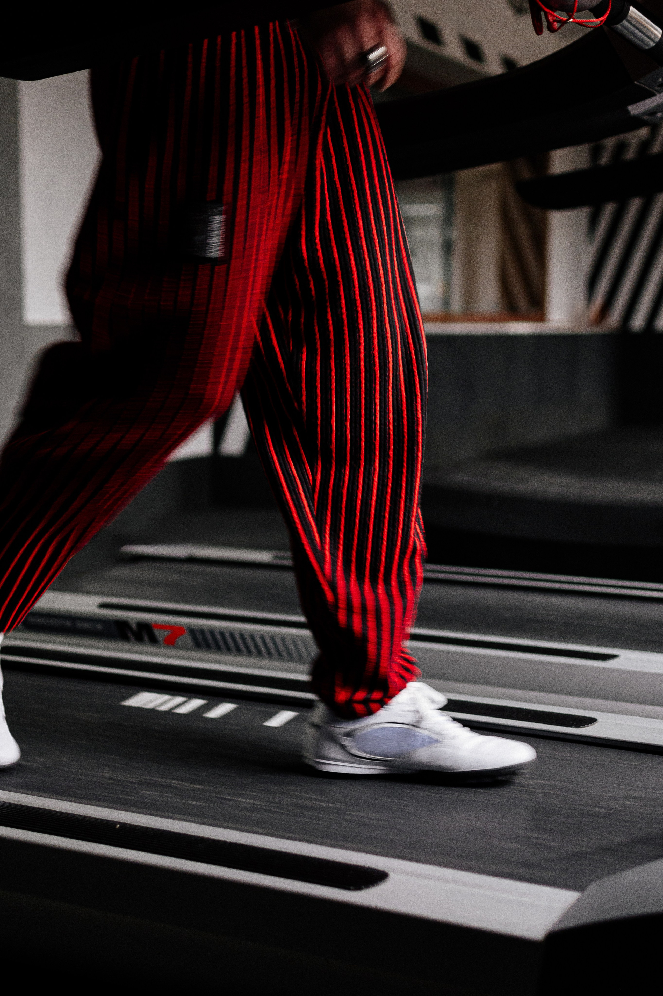 красные штаны белые кроссовки