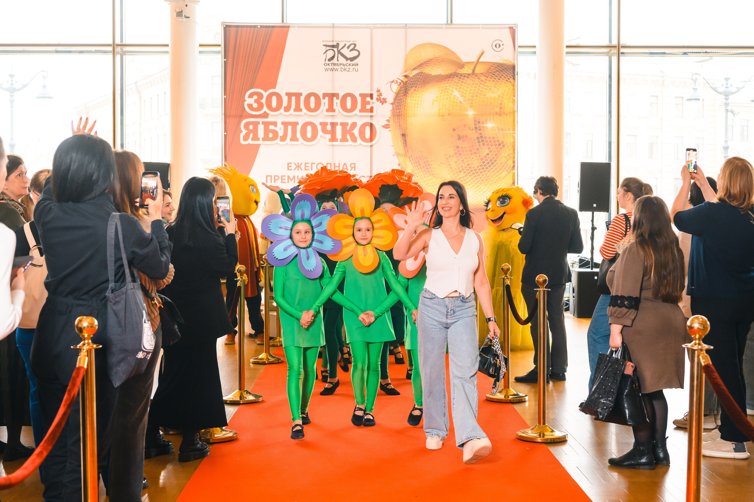 23 апреля, красная дорожка, БКЗ Октябрьский, г. Санкт-Петербург. Золотое яблочко