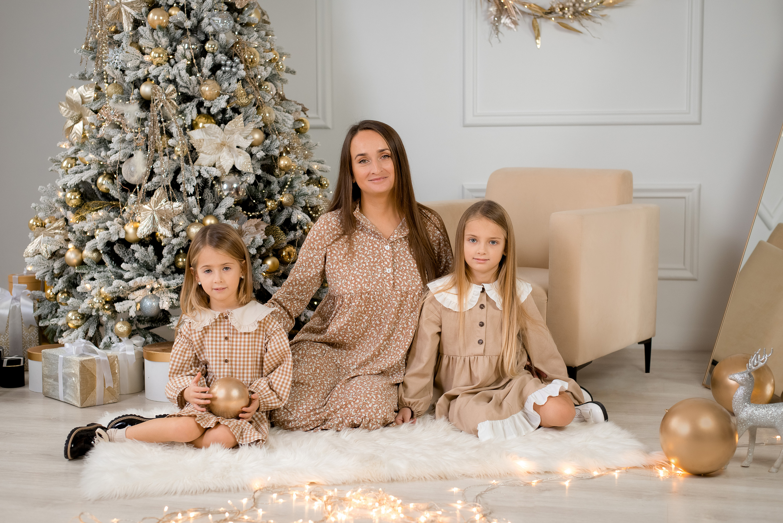 Новогодняя фотосессия мамы с дочками в фотостудии. Детский и семейный фотограф в Йошкар-Оле Светлана Кропочева