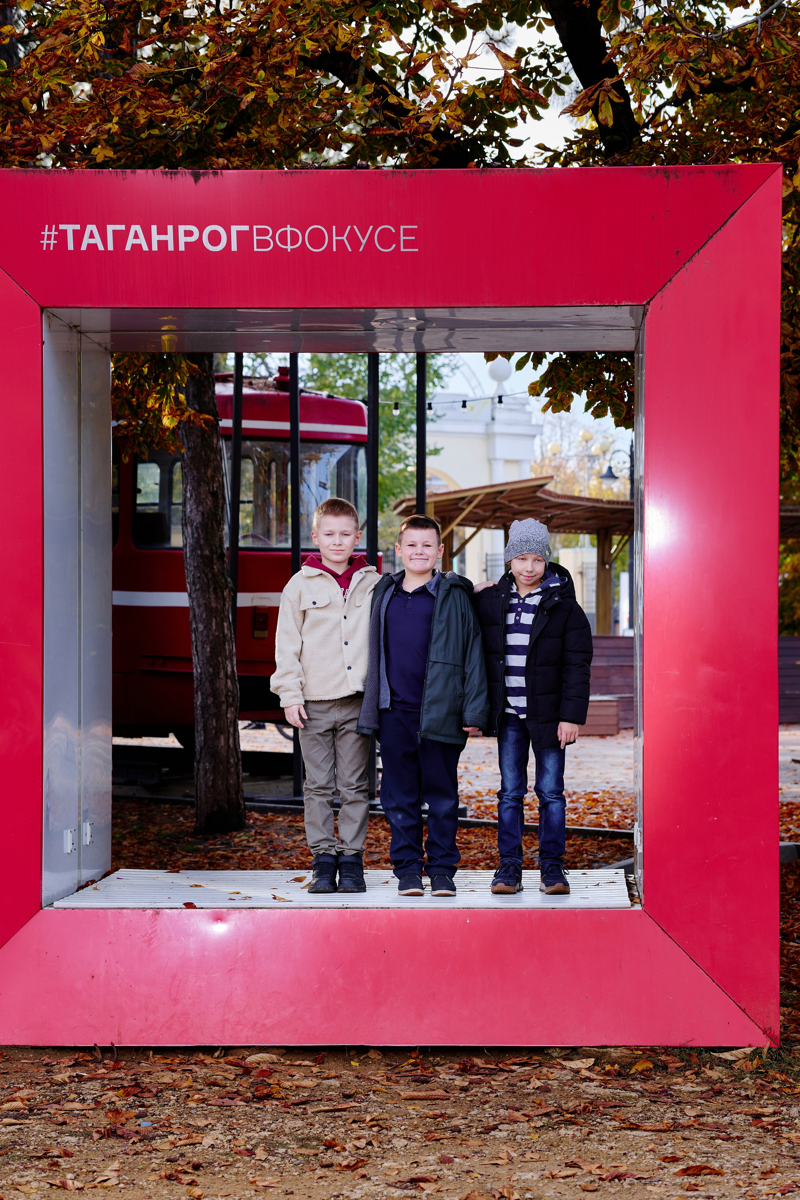 Прогулка в парке классом. Фотограф Выпускные альбомы Таганрог Сергей Коробченко