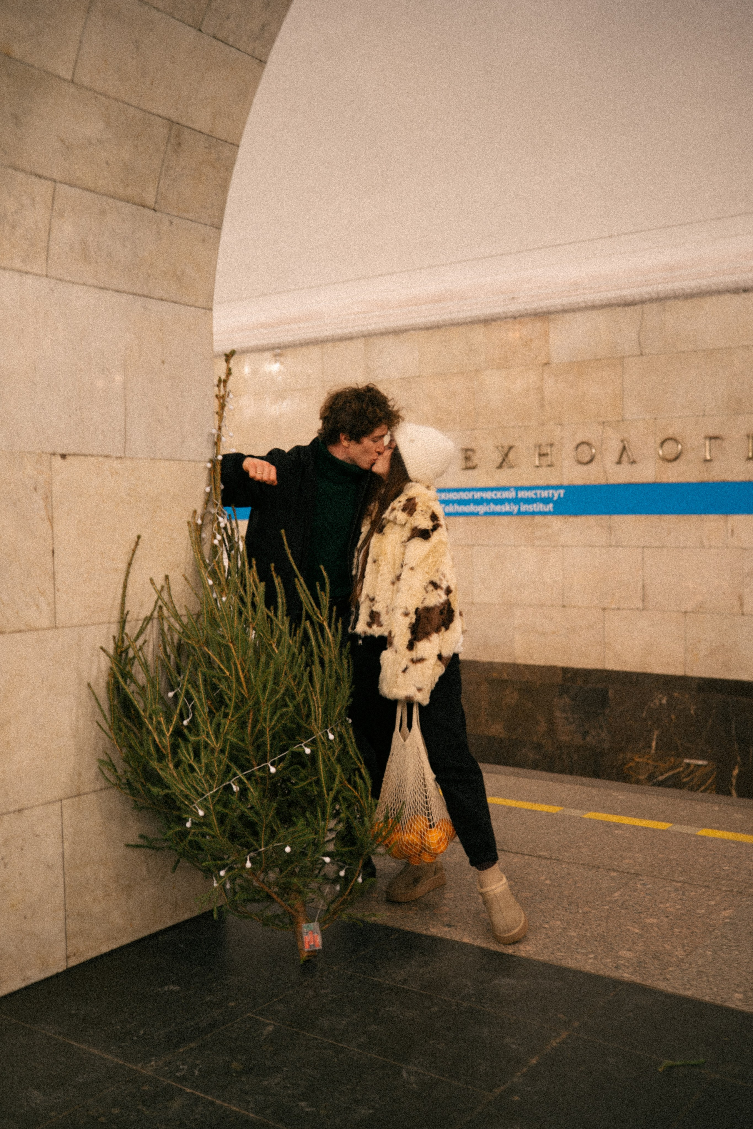 НОВОГОДНЯЯ ПРОГУЛКА ПАРЫ ПО ЧЕРНЫШЕВСКОЙ ПЕРЕД НОВЫМ ГОДОМ. Профессиональный фотограф, Санкт-Петербург — Виктория Богомолова