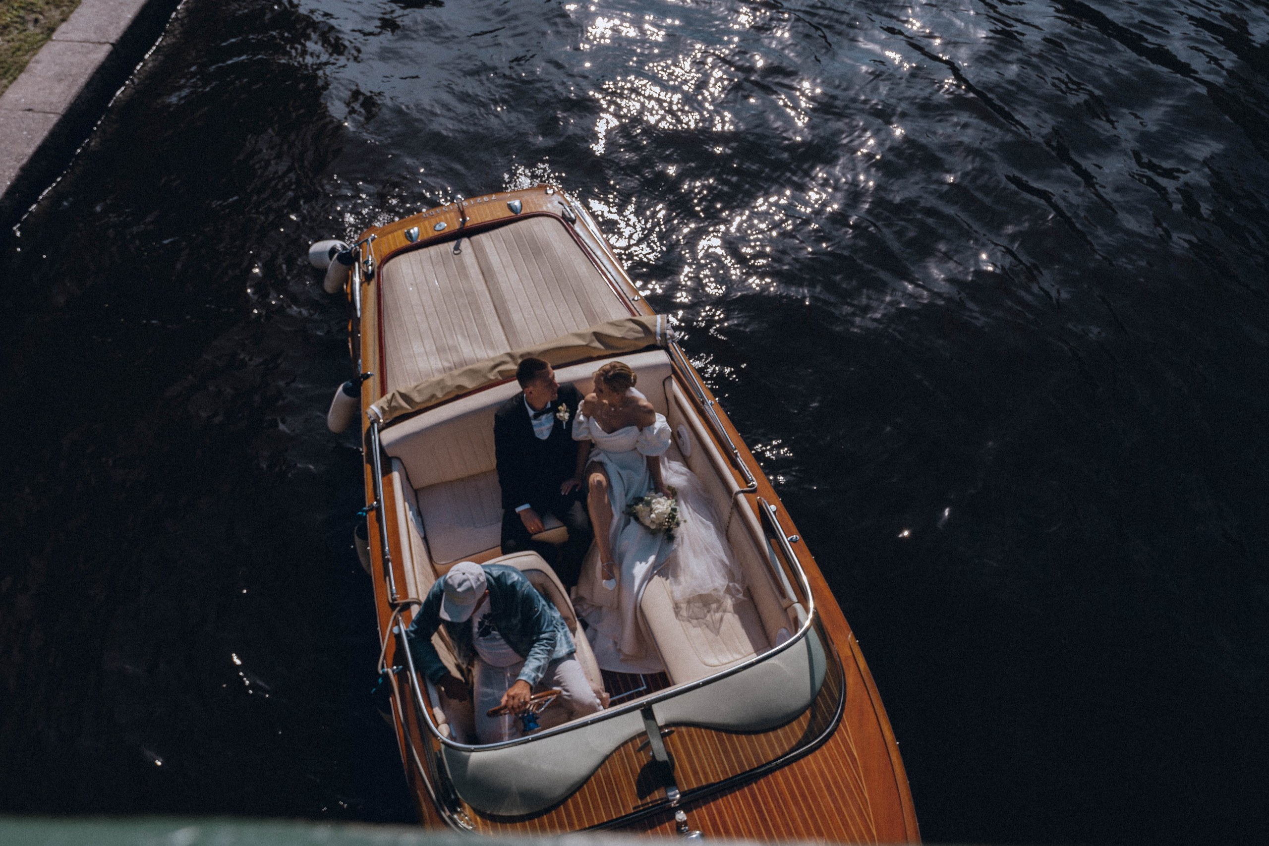 СВАДЕНБНАЯ СЬЕМКА НА КАТЕРЕ ПО КАНАЛАМ САНКТ-ПЕТЕРБУРГА И В АКВАТОРИИ НЕВЫ. Профессиональный фотограф, Санкт-Петербург — Виктория Богомолова