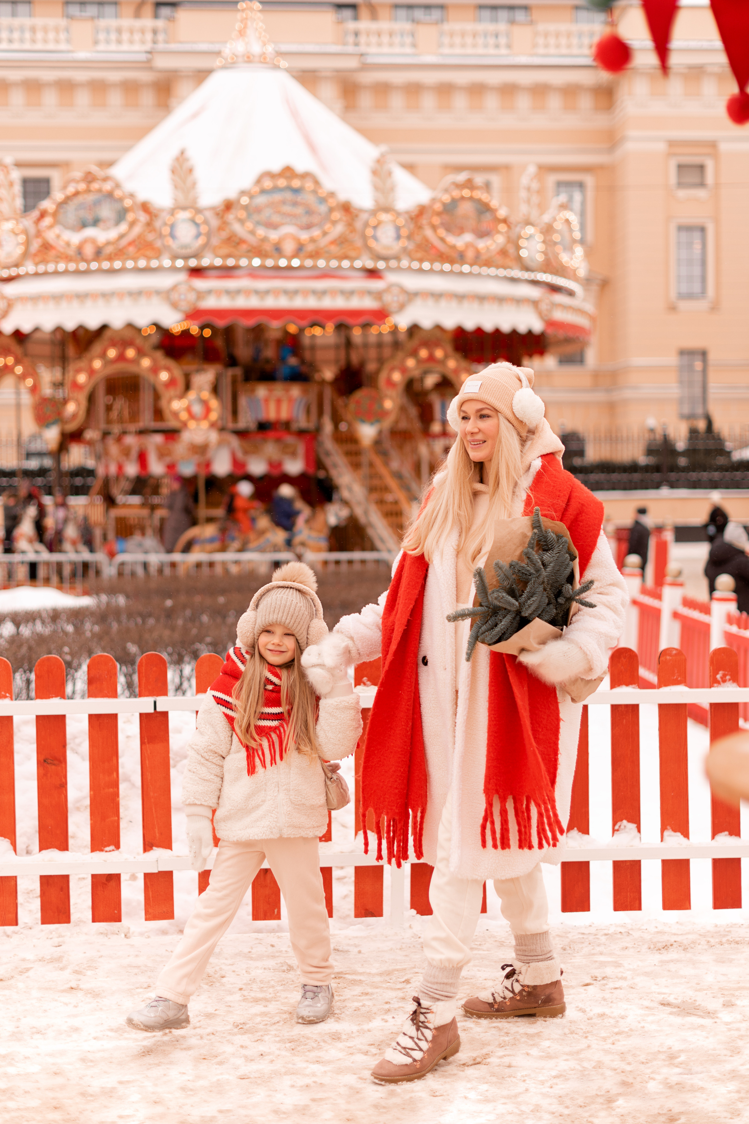 Вика и Вероника Манежная площадь. Главная